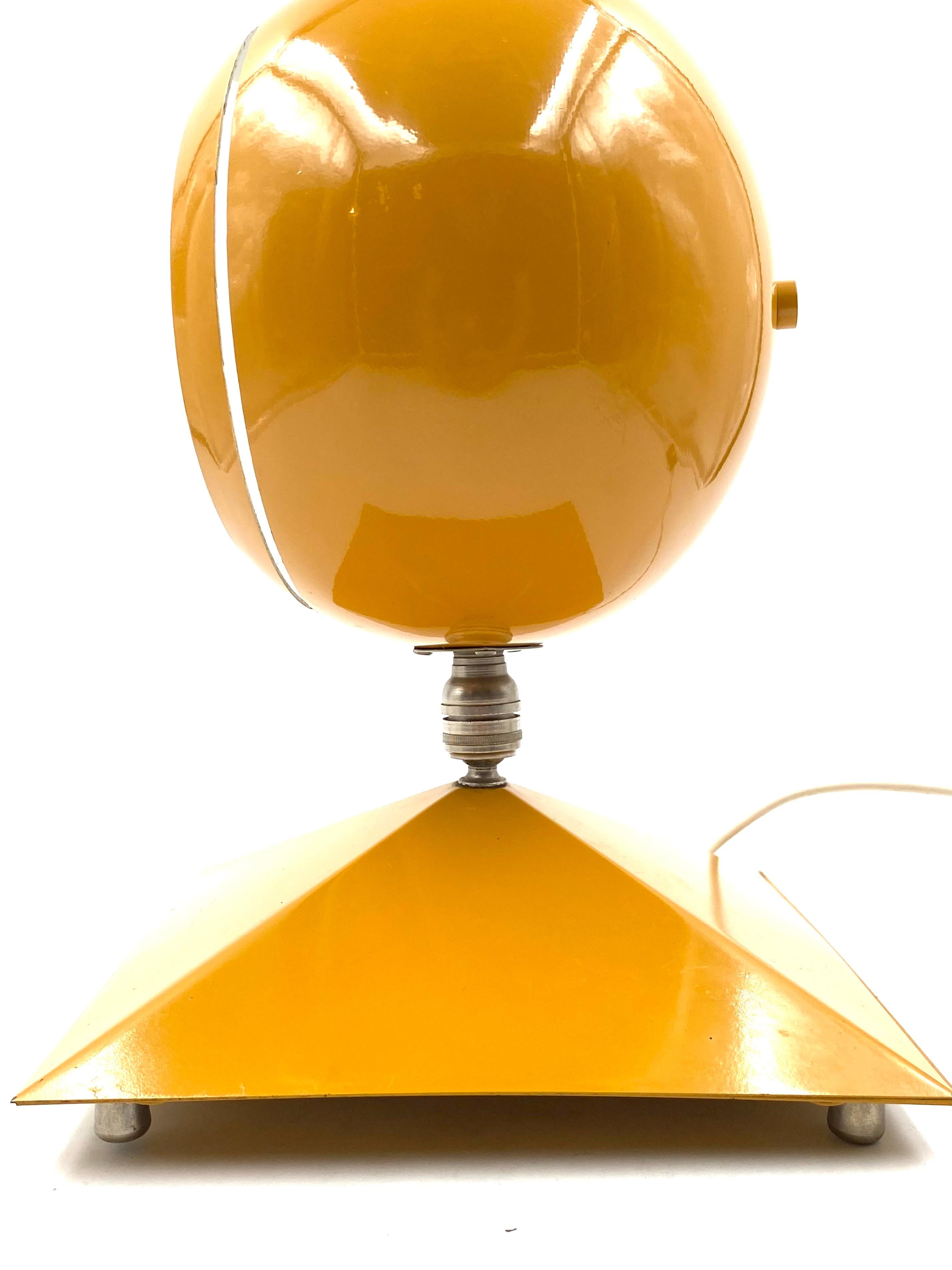 Lampe de bureau jaune boule de l'ère spatiale, Italie, années 1970 en vente 8
