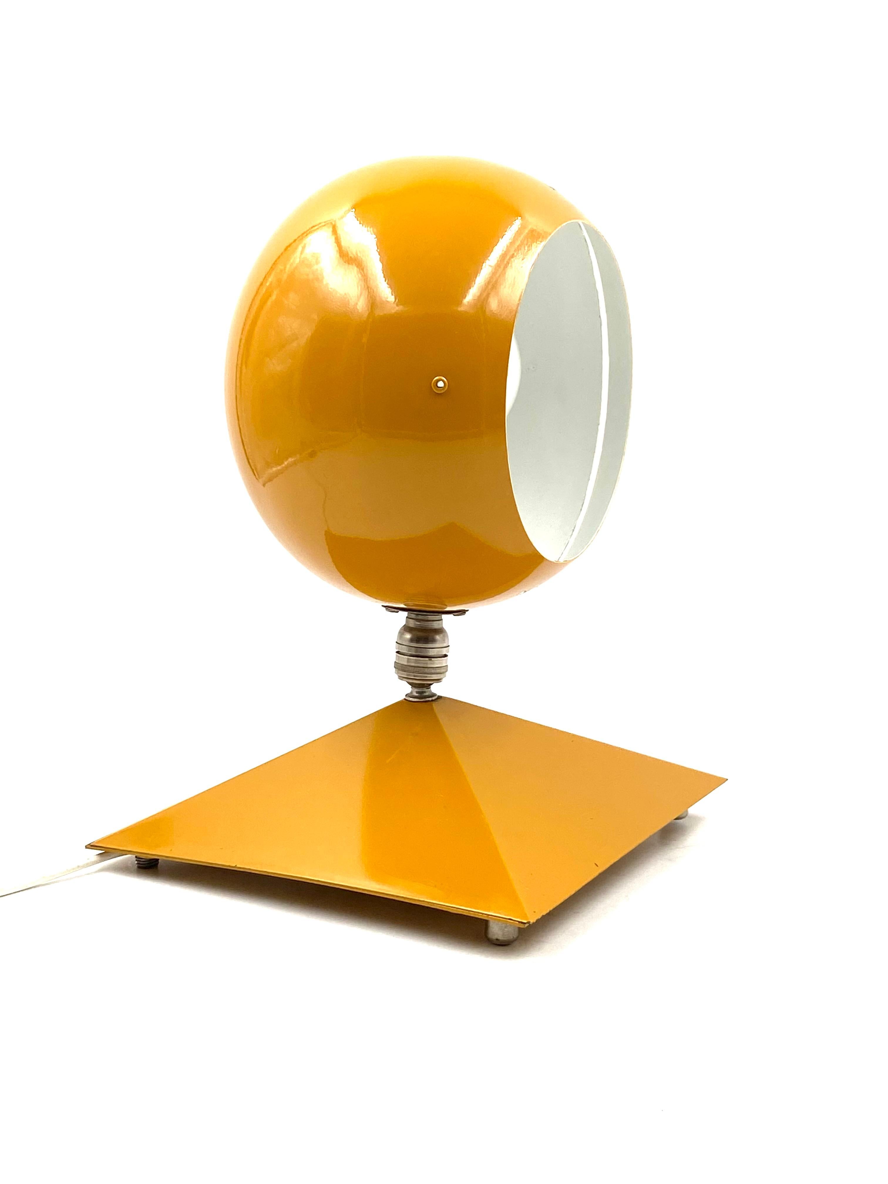 Lampe de bureau jaune boule de l'ère spatiale, Italie, années 1970 Bon état - En vente à Firenze, IT