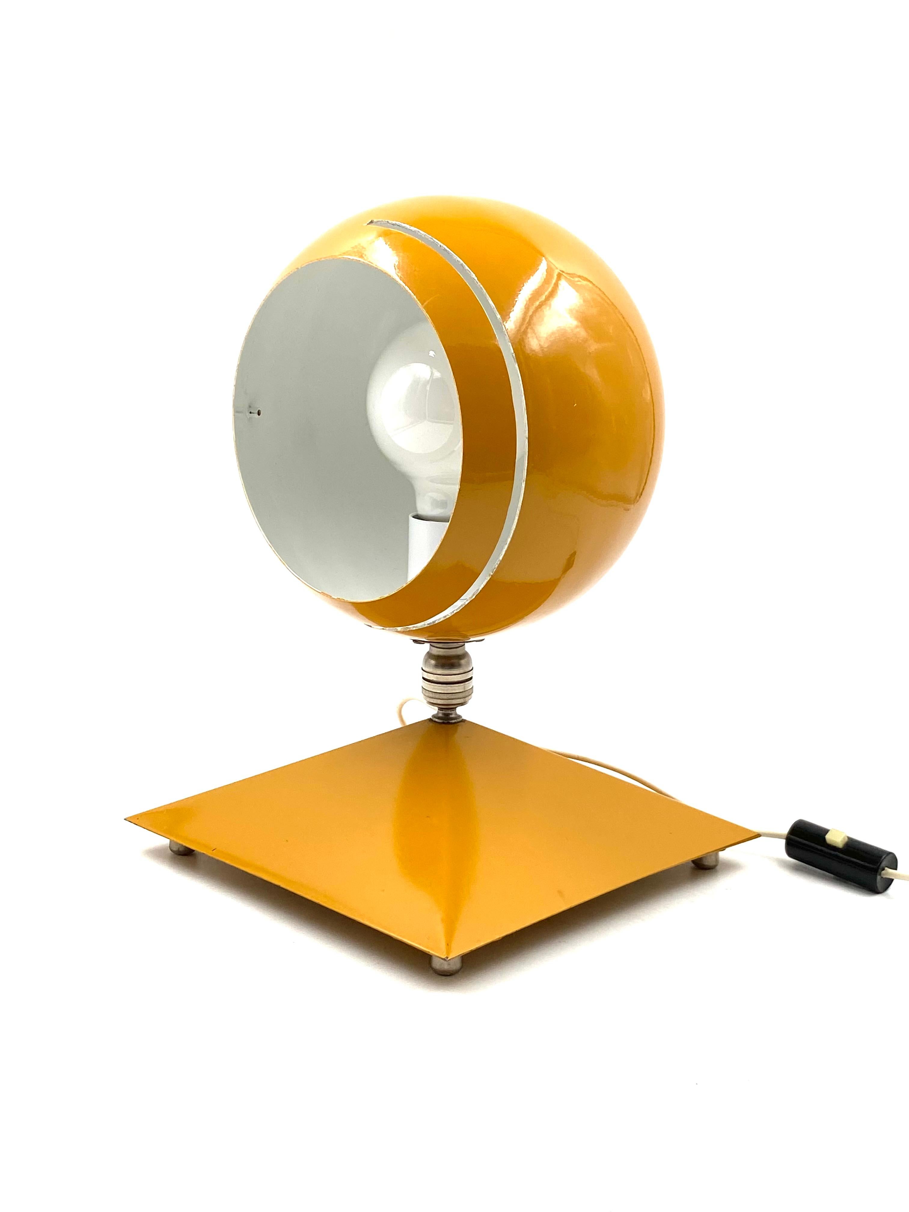 Lampe de bureau jaune boule de l'ère spatiale, Italie, années 1970 en vente 1