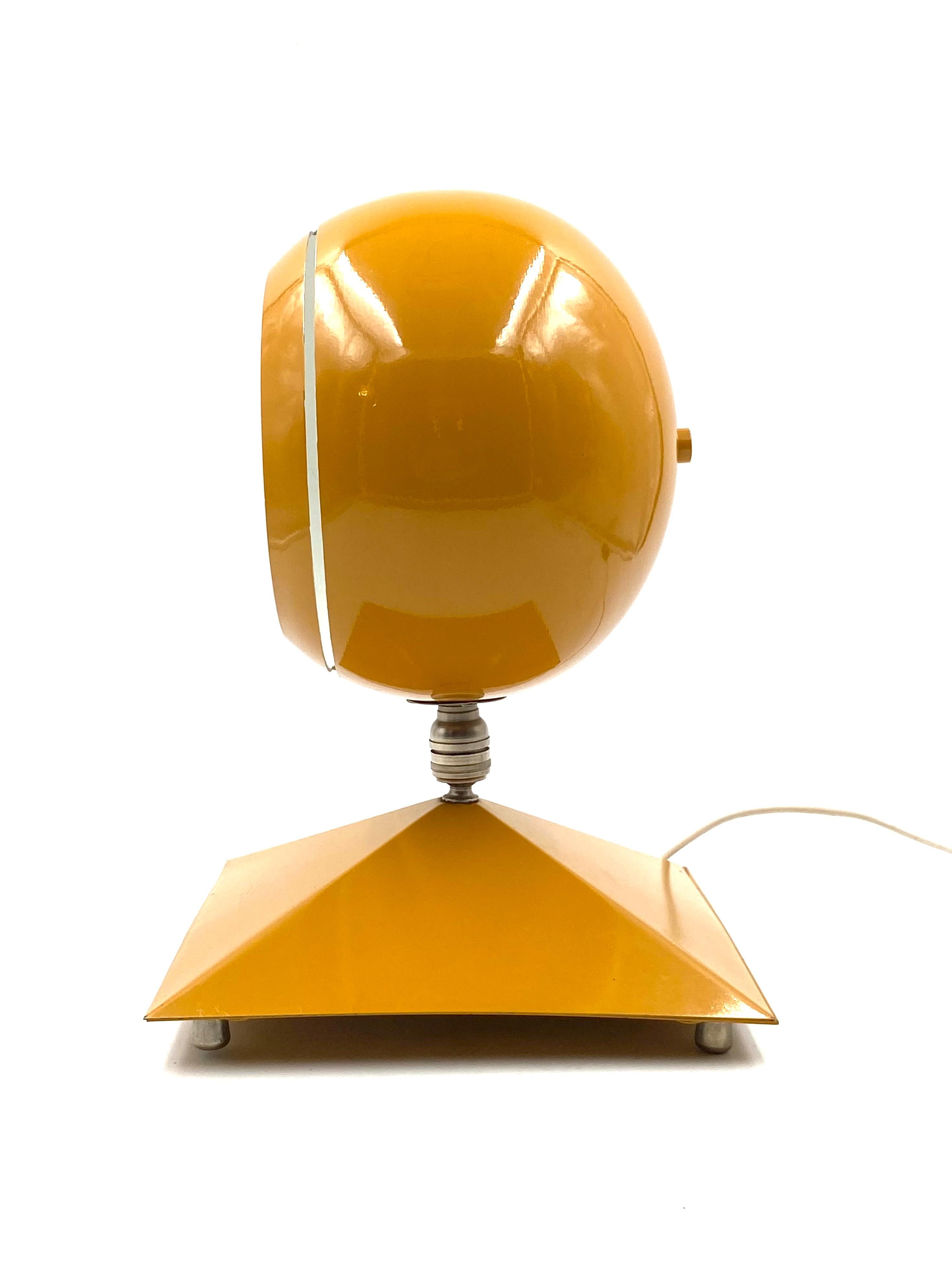 Lampe de bureau jaune boule de l'ère spatiale, Italie, années 1970 en vente 2