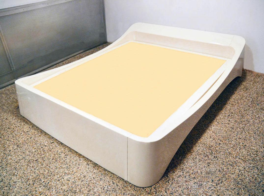 Space age fiberglass bed painted white, Astarte Milano production of the 1970s.
Composed of 4 modules, with original metal bed base. 
The label in the pictures was later removed for restoration.
In excellent conditions.