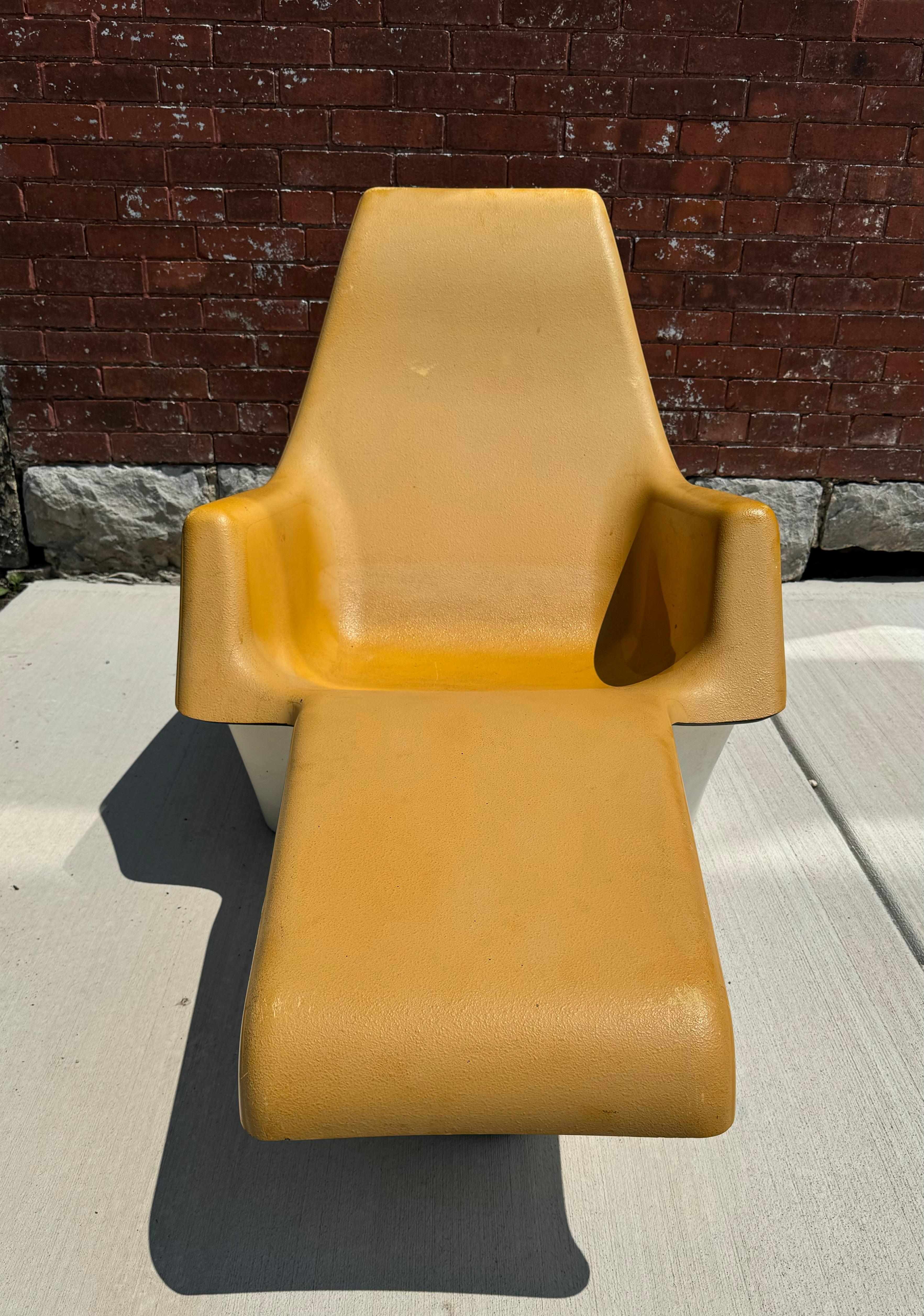 Chaise longue des années 1960 de la Collection 'Fibrella' de Le Barron, une entreprise du sud de la Californie. Initialement conçue pour les environnements extérieurs, tels que les jardins ou la détente au bord de la piscine, cette pièce