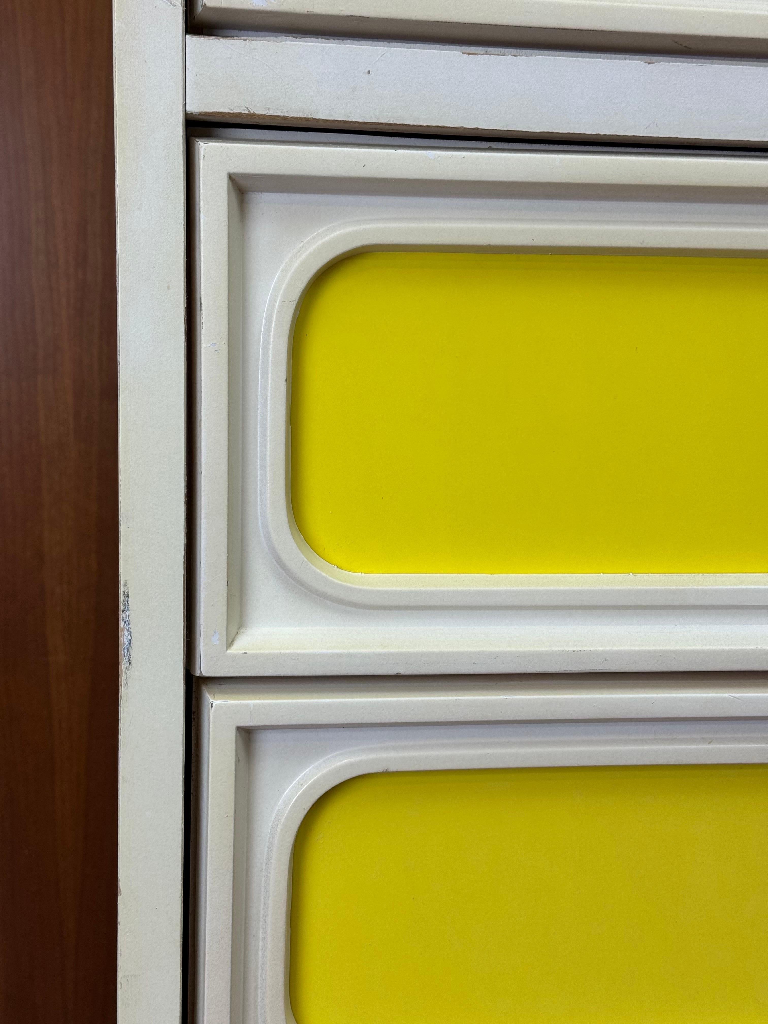 Space Age Five Drawer Dresser in Yellow and White For Sale 7