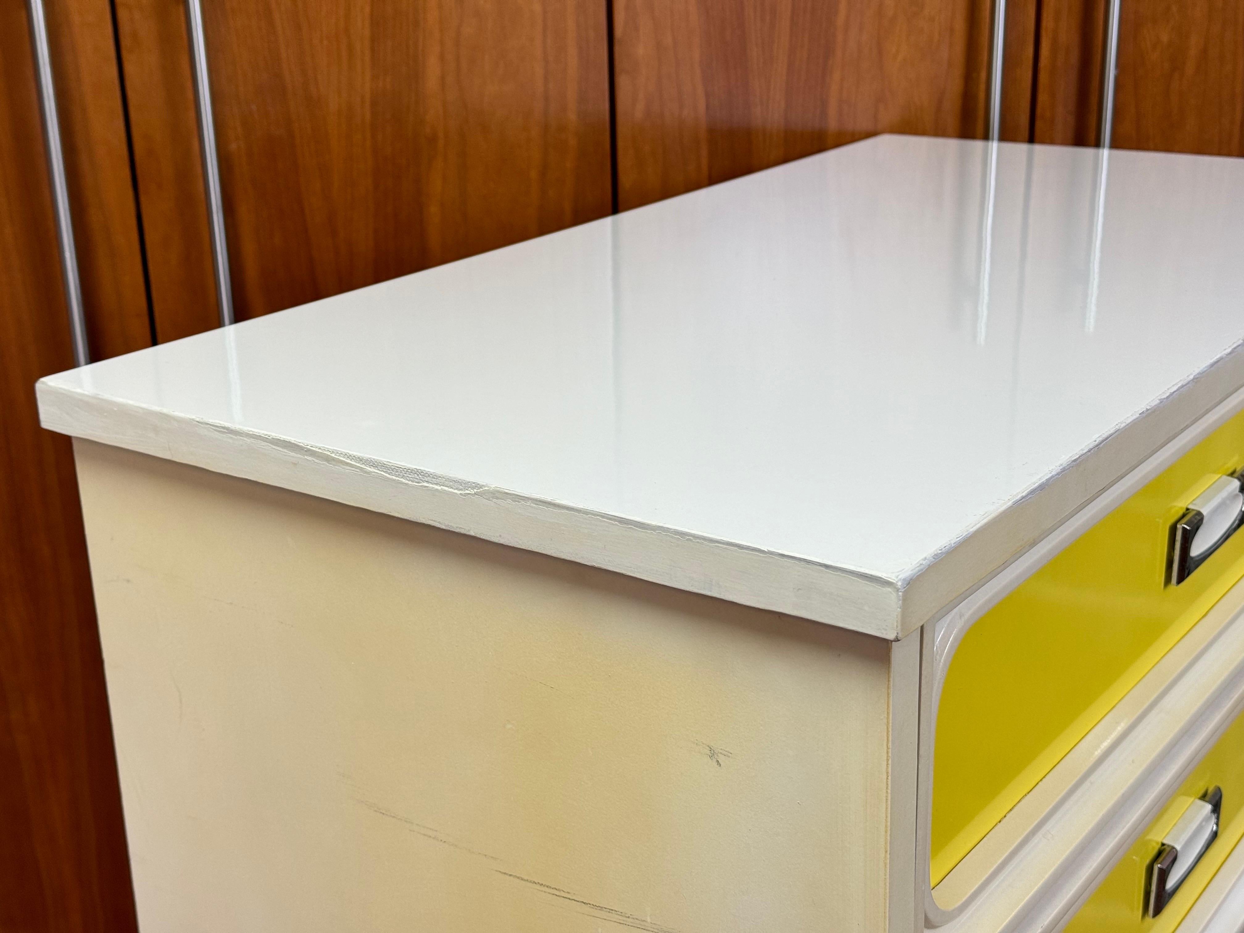 Space Age Five Drawer Dresser in Yellow and White For Sale 10