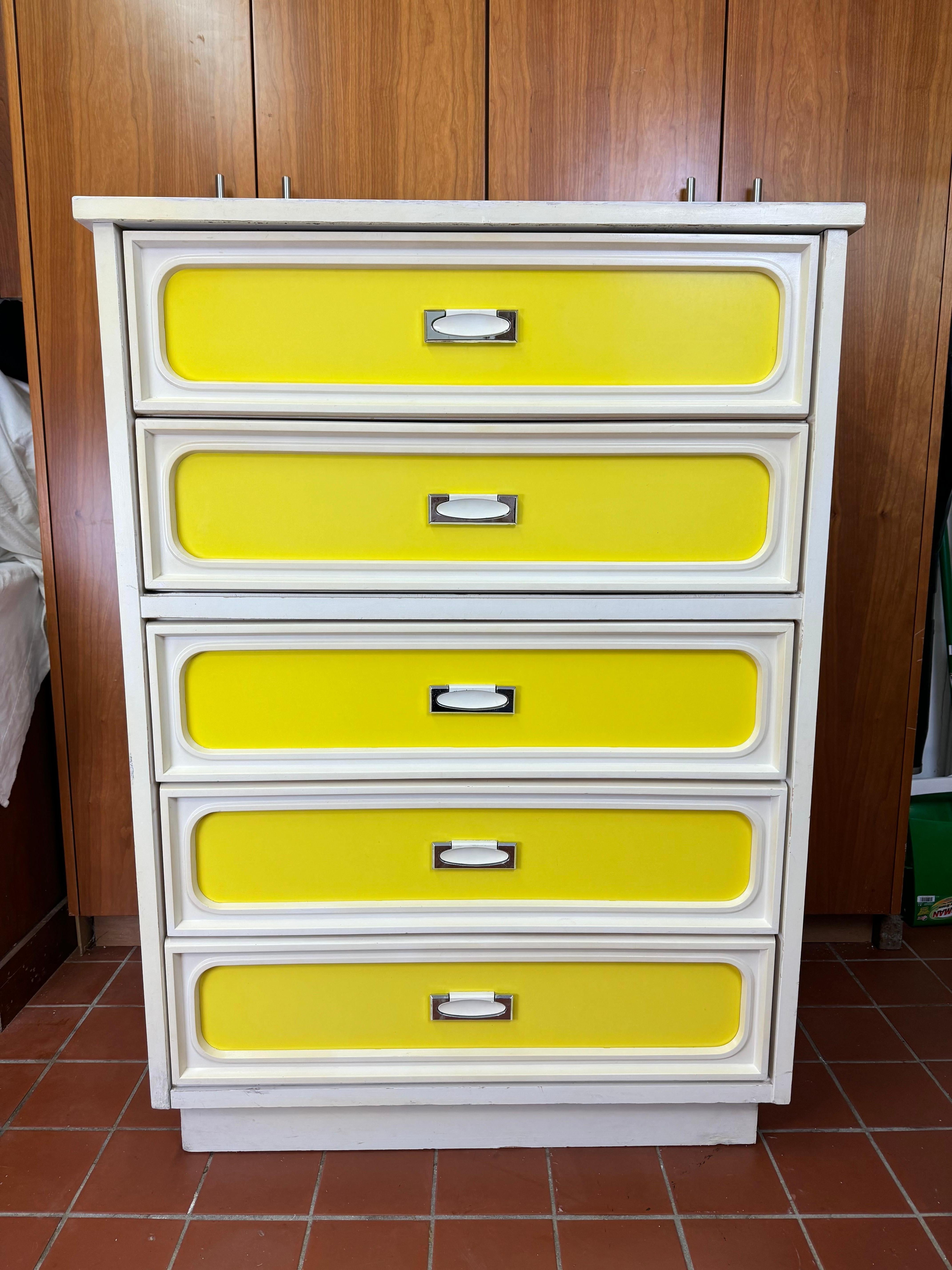 Space Age Five Drawer Dresser in Yellow and White In Good Condition For Sale In Redding, CT