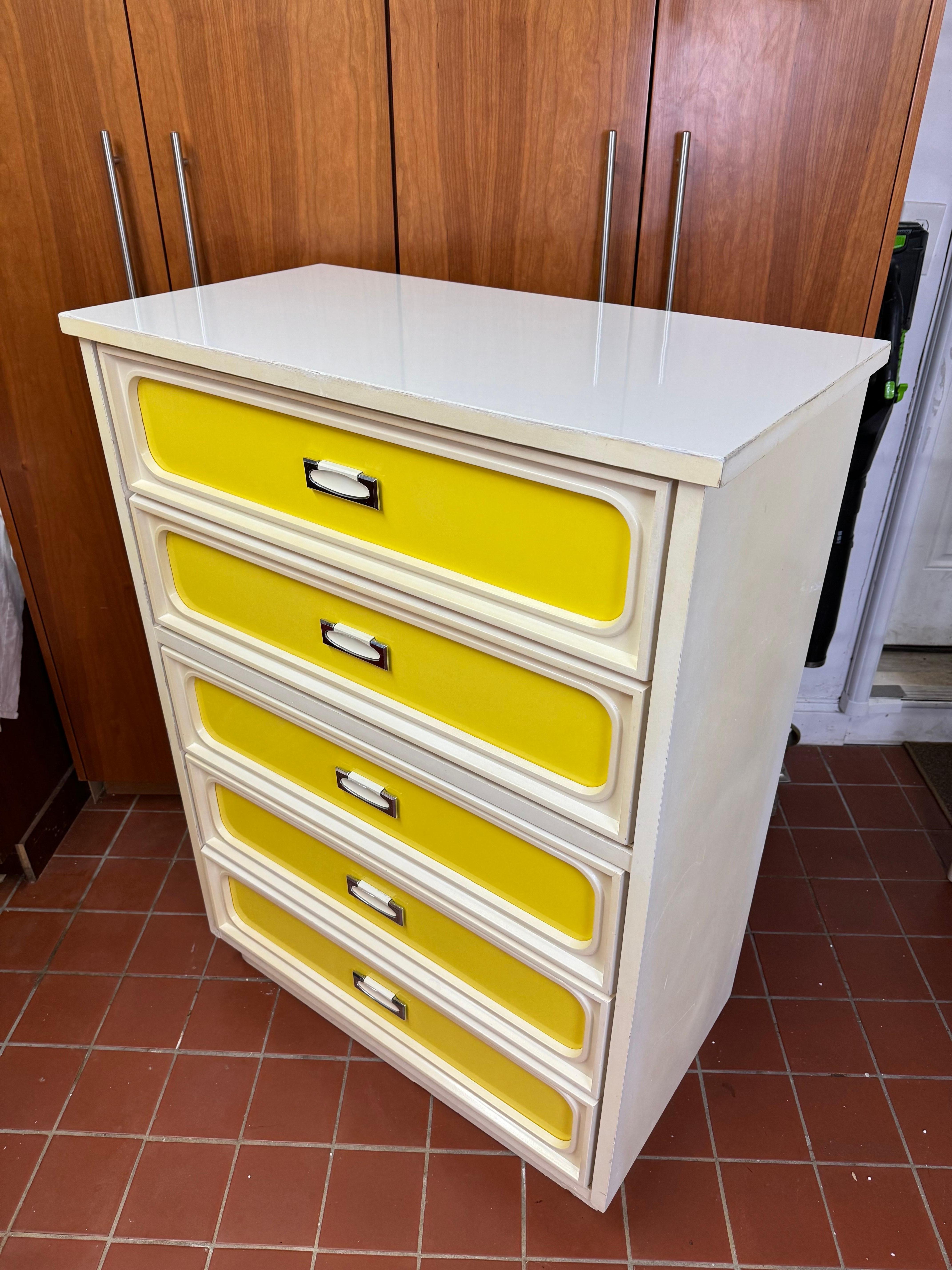 Space Age Five Drawer Dresser in Yellow and White For Sale 1