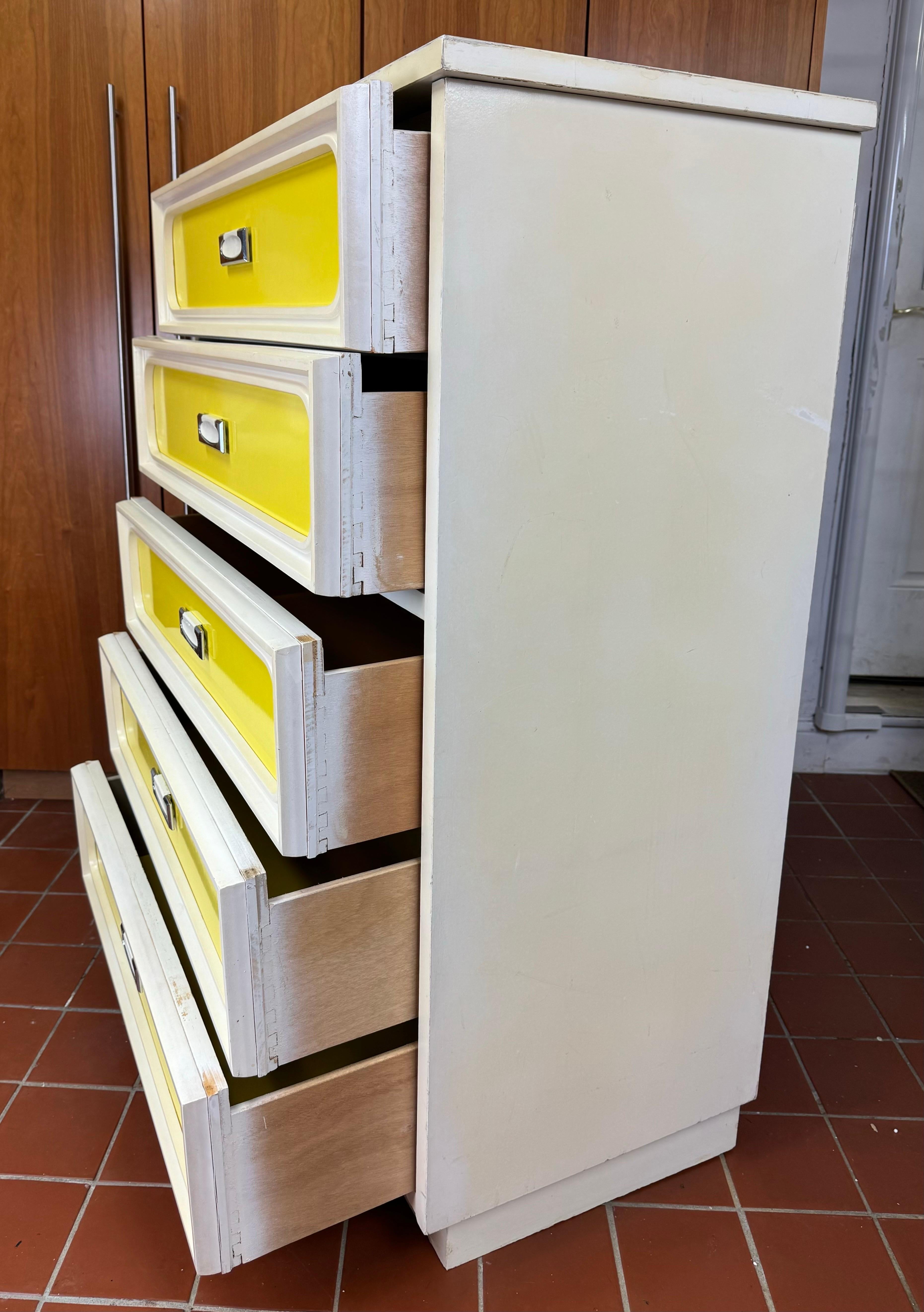 Space Age Five Drawer Dresser in Yellow and White For Sale 2