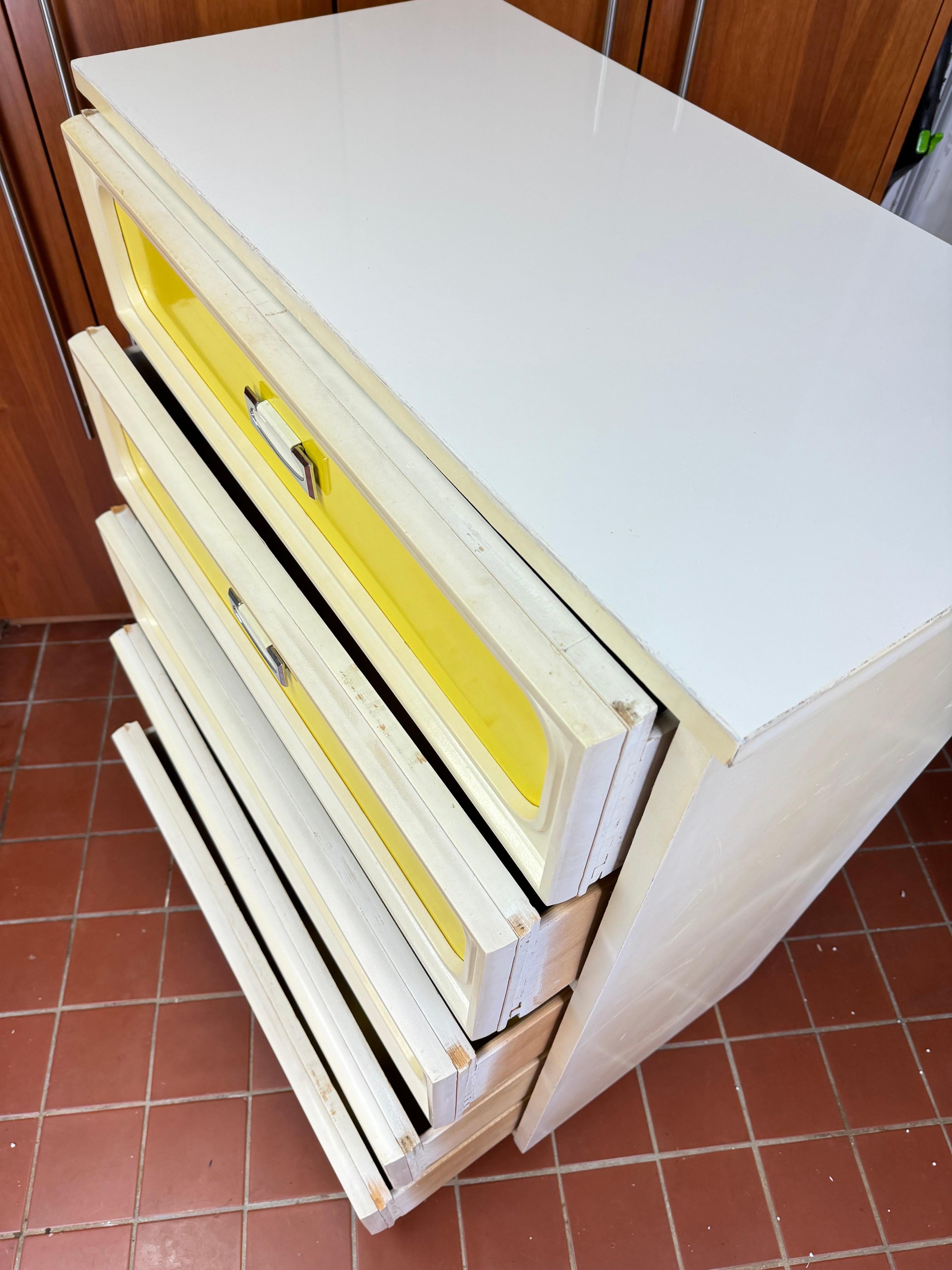 Space Age Five Drawer Dresser in Yellow and White For Sale 4