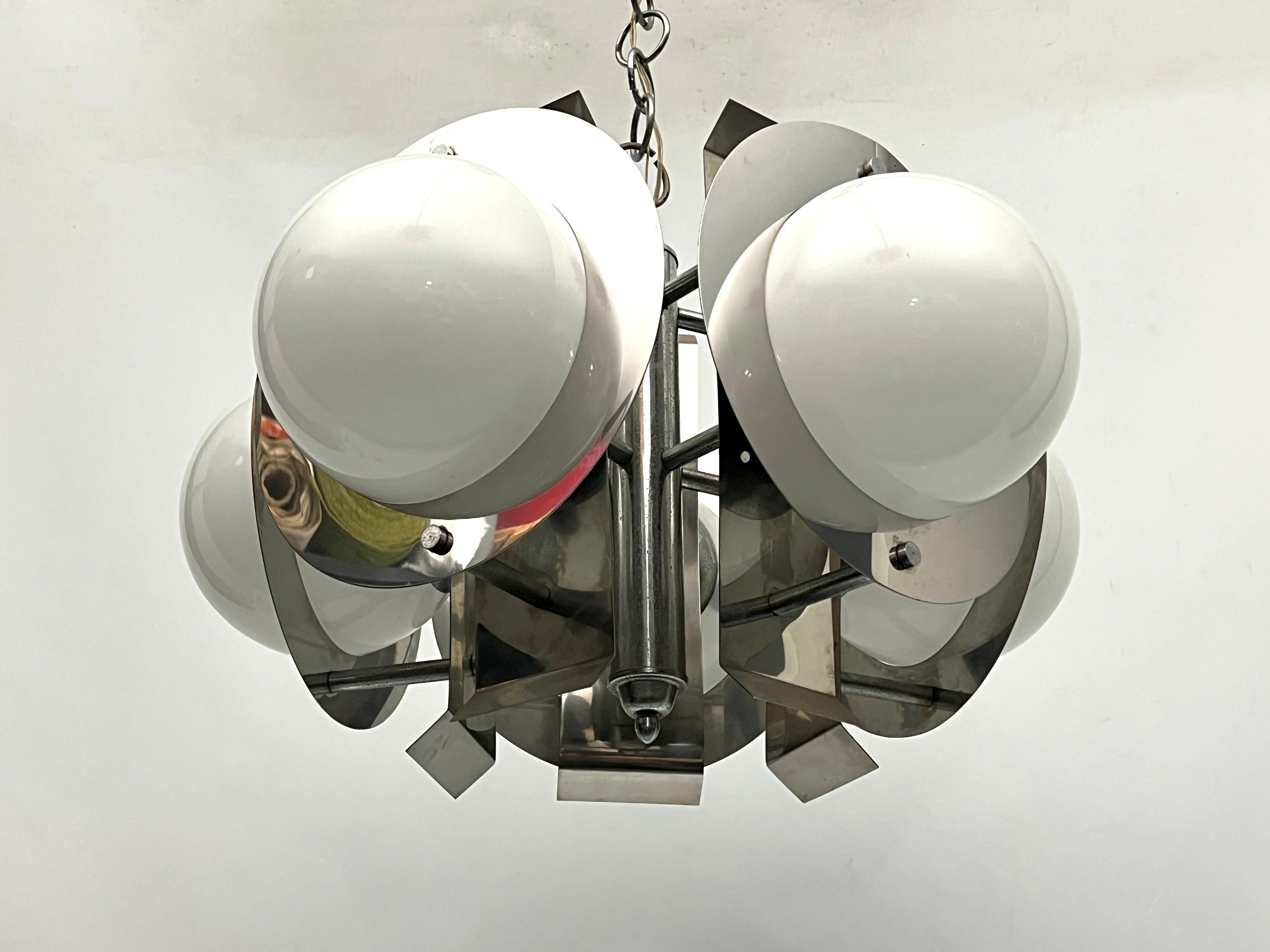 Buone condizioni vintage con normali tracce d'età e d'uso per questo lampadario in cromo e vetro bianco. Leggera ossidazione sul gambo centrale e sulla catena. Funziona completamente con gli standard UE, adattabile su richiesta agli standard USA.
