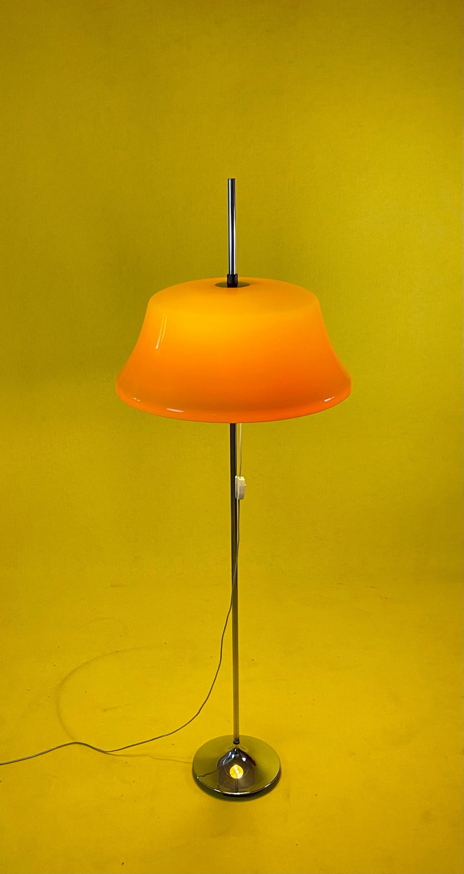 Beautiful and rare space age floor lamp by Frank Bentler for Wila, Germany, 1970s.

Large acrylic yellow shade with two bulbs. The shade is height adjustable and is placed on a chrome plated tulip shaped base.

The condition is stunning and
