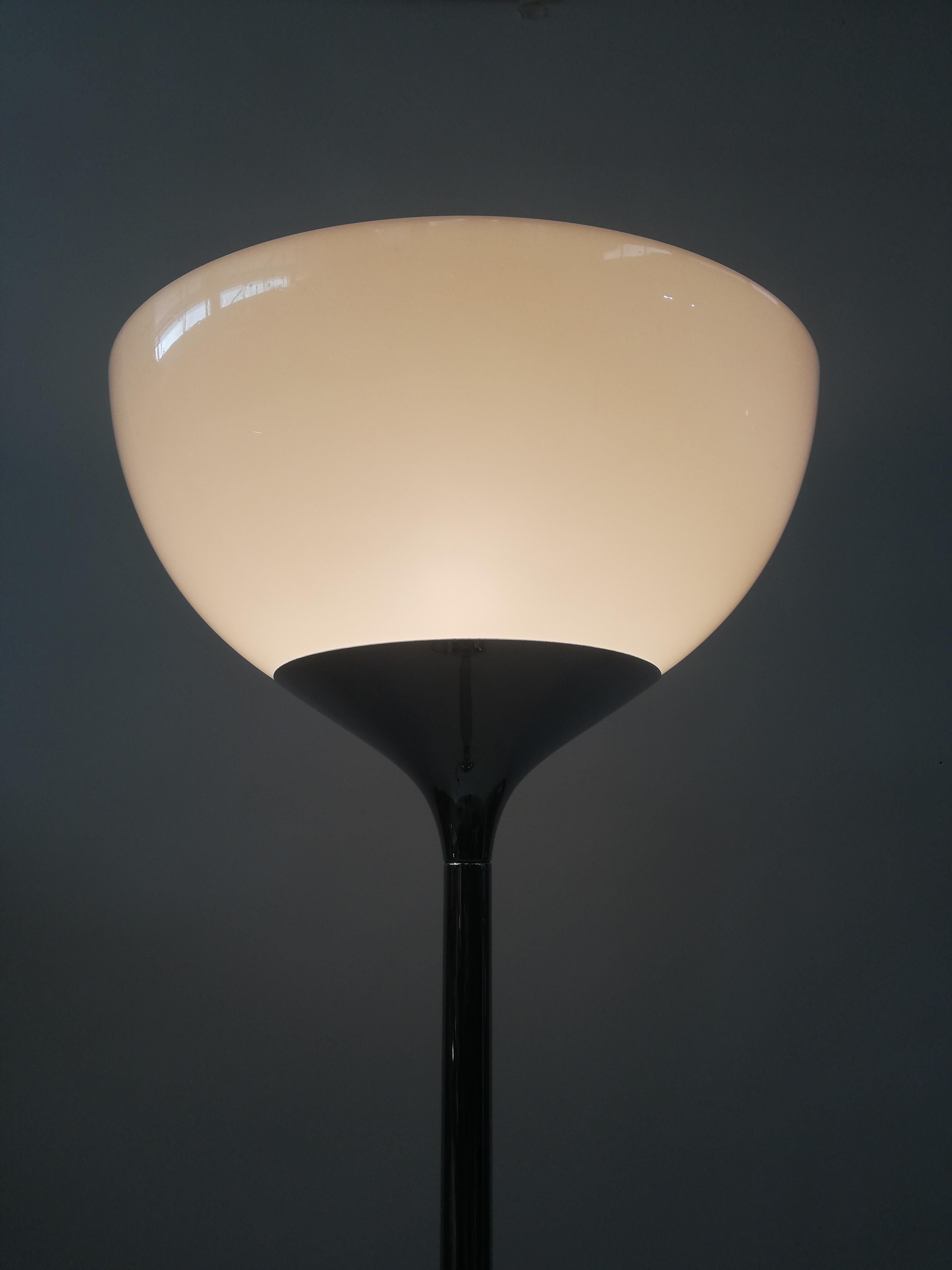 Space Age Floor Lamp by I Guzzini in White Acrylic and Chrome, Italy, 1970s In Good Condition For Sale In Roma, IT