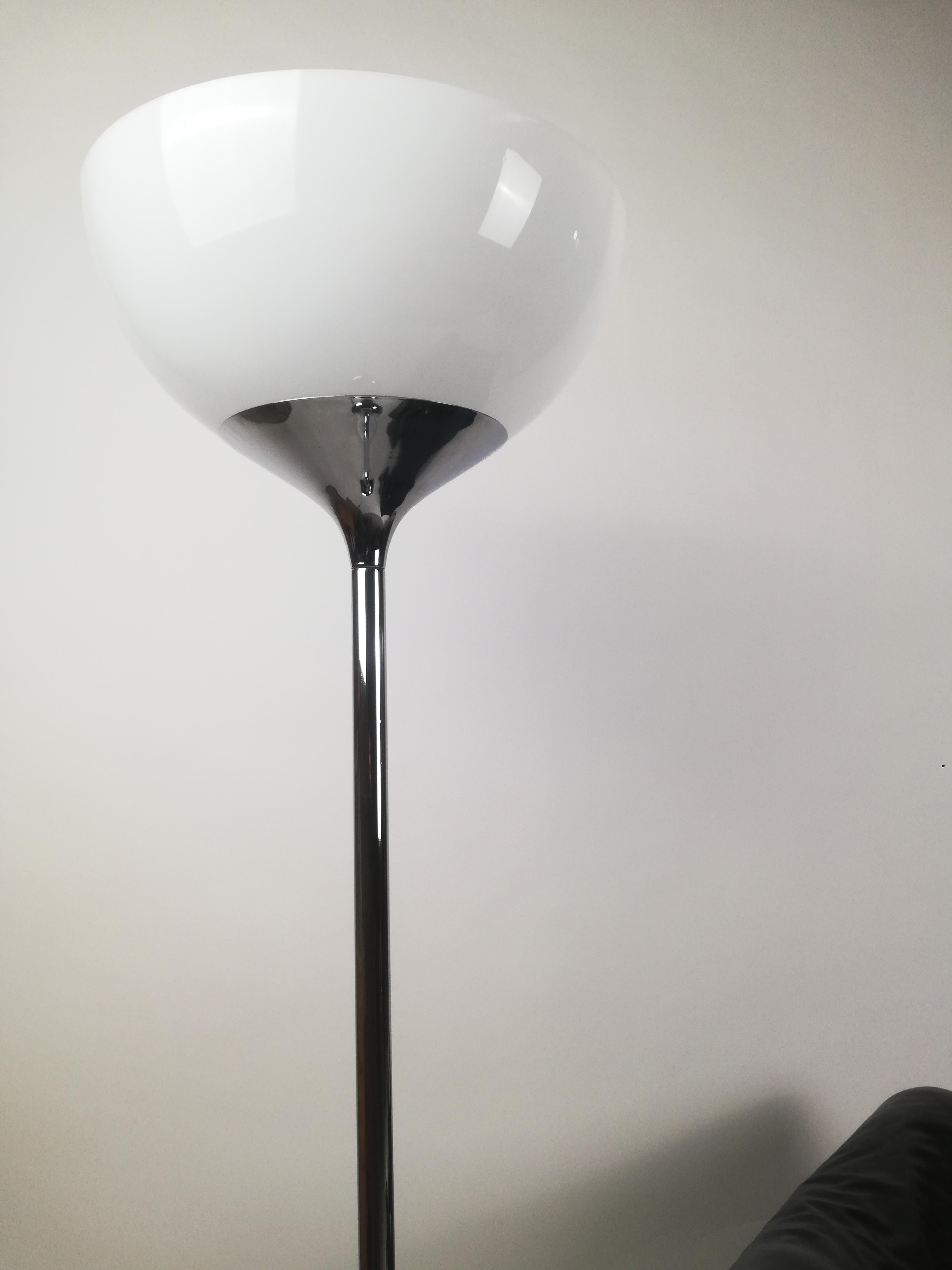 Space Age Floor Lamp by I Guzzini in White Acrylic and Chrome, Italy, 1970s For Sale 3