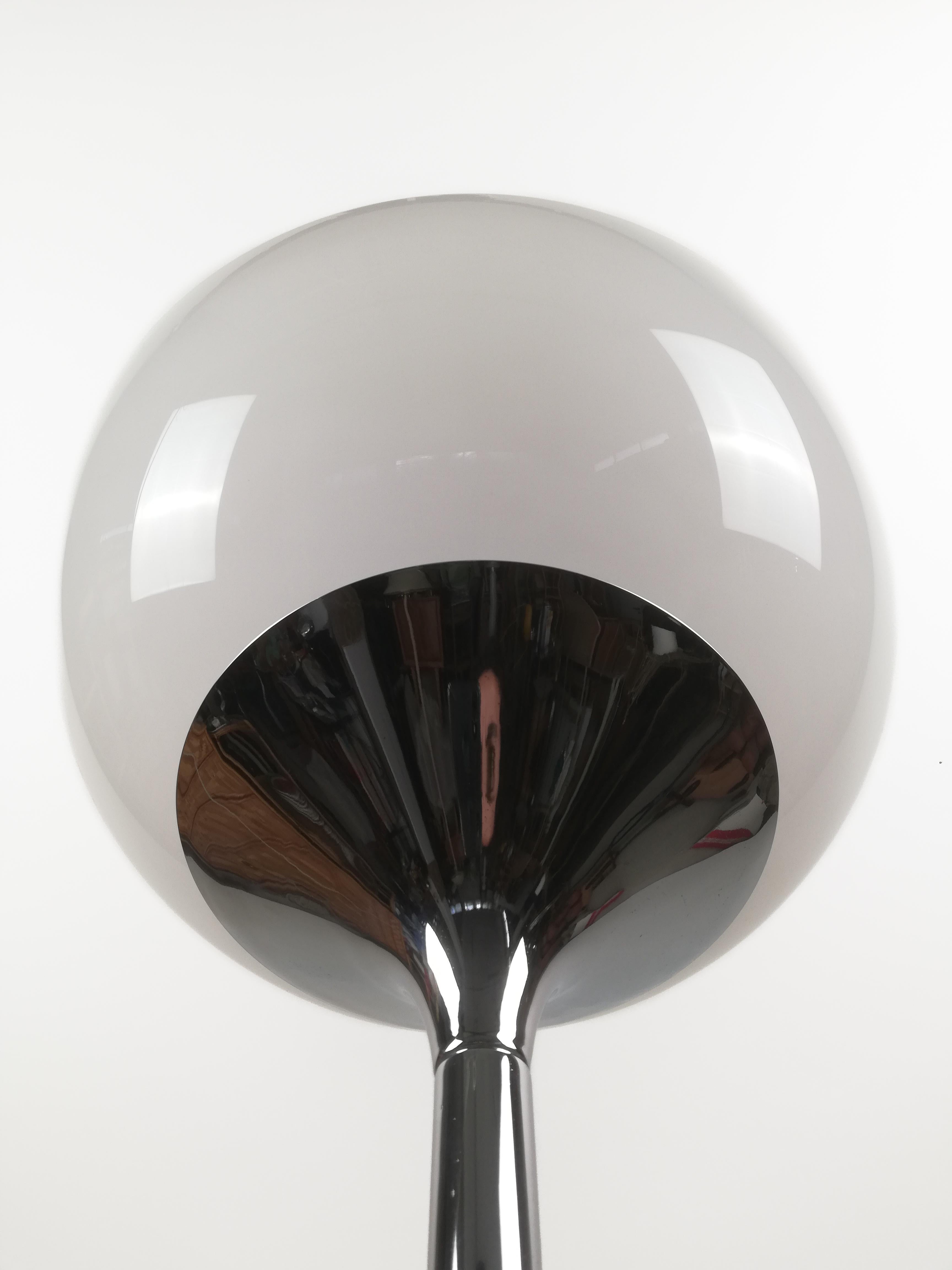 Space Age Floor Lamp by I Guzzini in White Acrylic and Chrome, Italy, 1970s For Sale 4