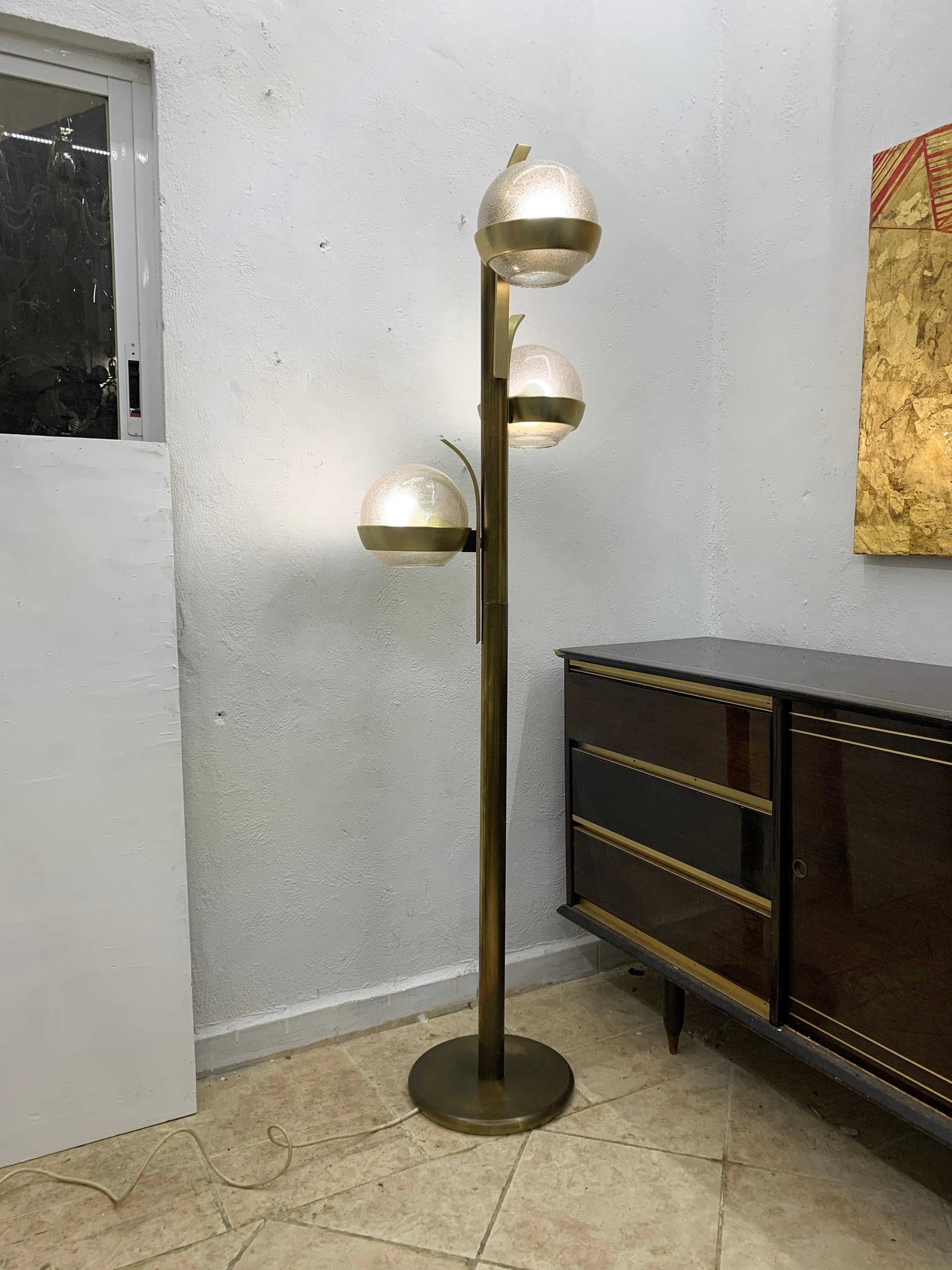 Space Age Floor Lamp by Lumi in Brass and Murano Glass, circa 1960s In Good Condition For Sale In Merida, Yucatan