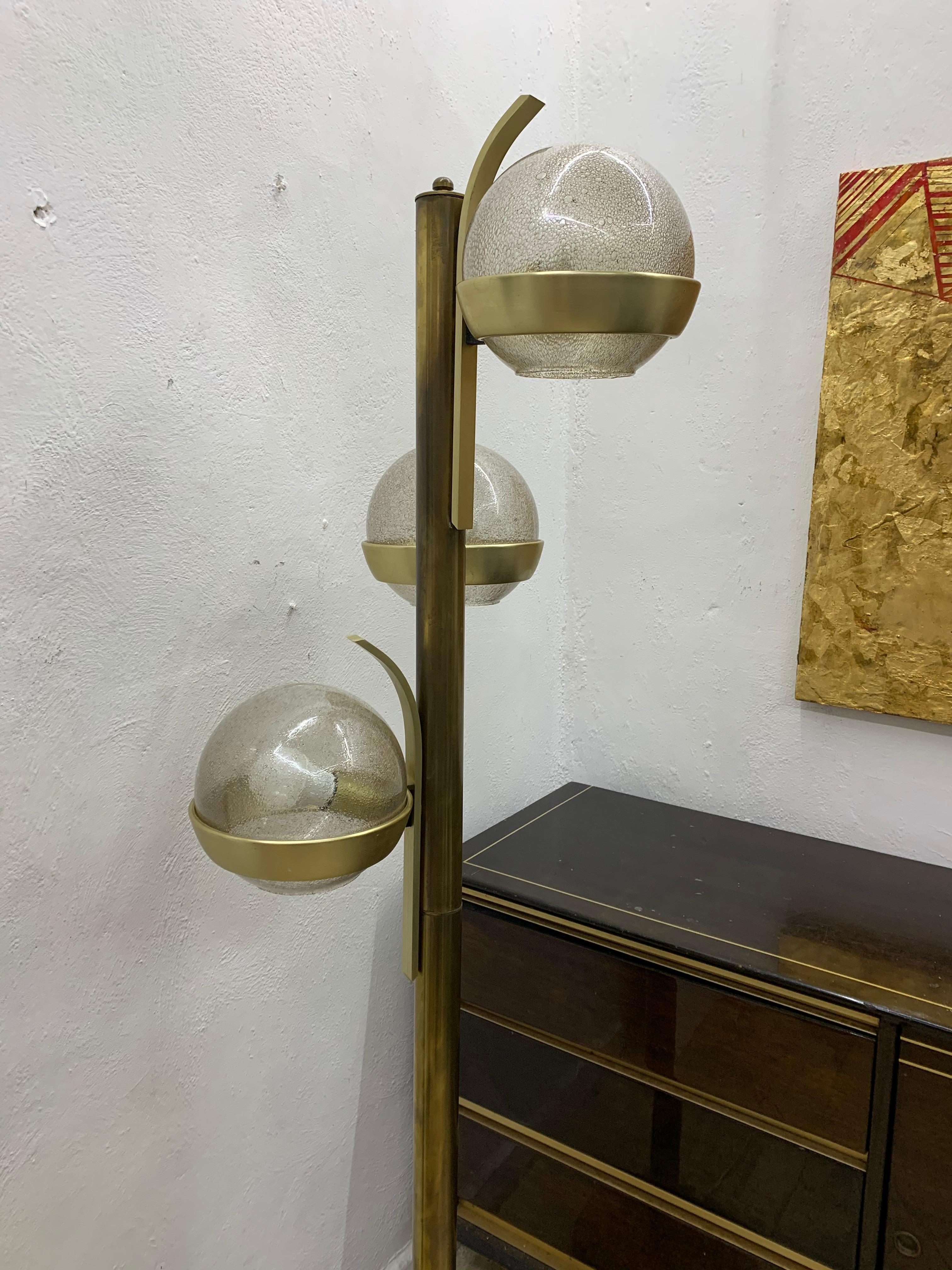 Verre de Murano Lampadaire Space Age de Lumi en laiton et verre de Murano:: vers les années 1960 en vente
