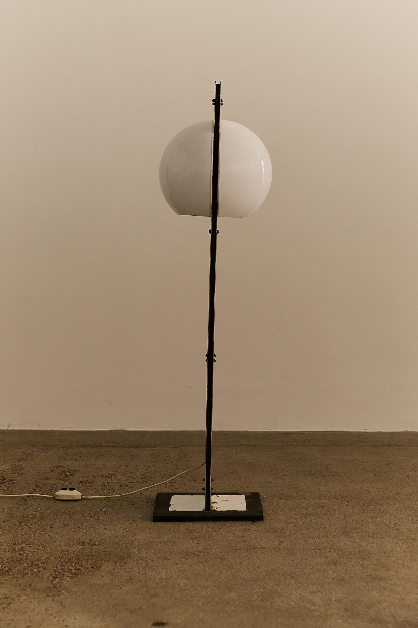 Space Age Floor Lamp In Good Condition For Sale In London, GB