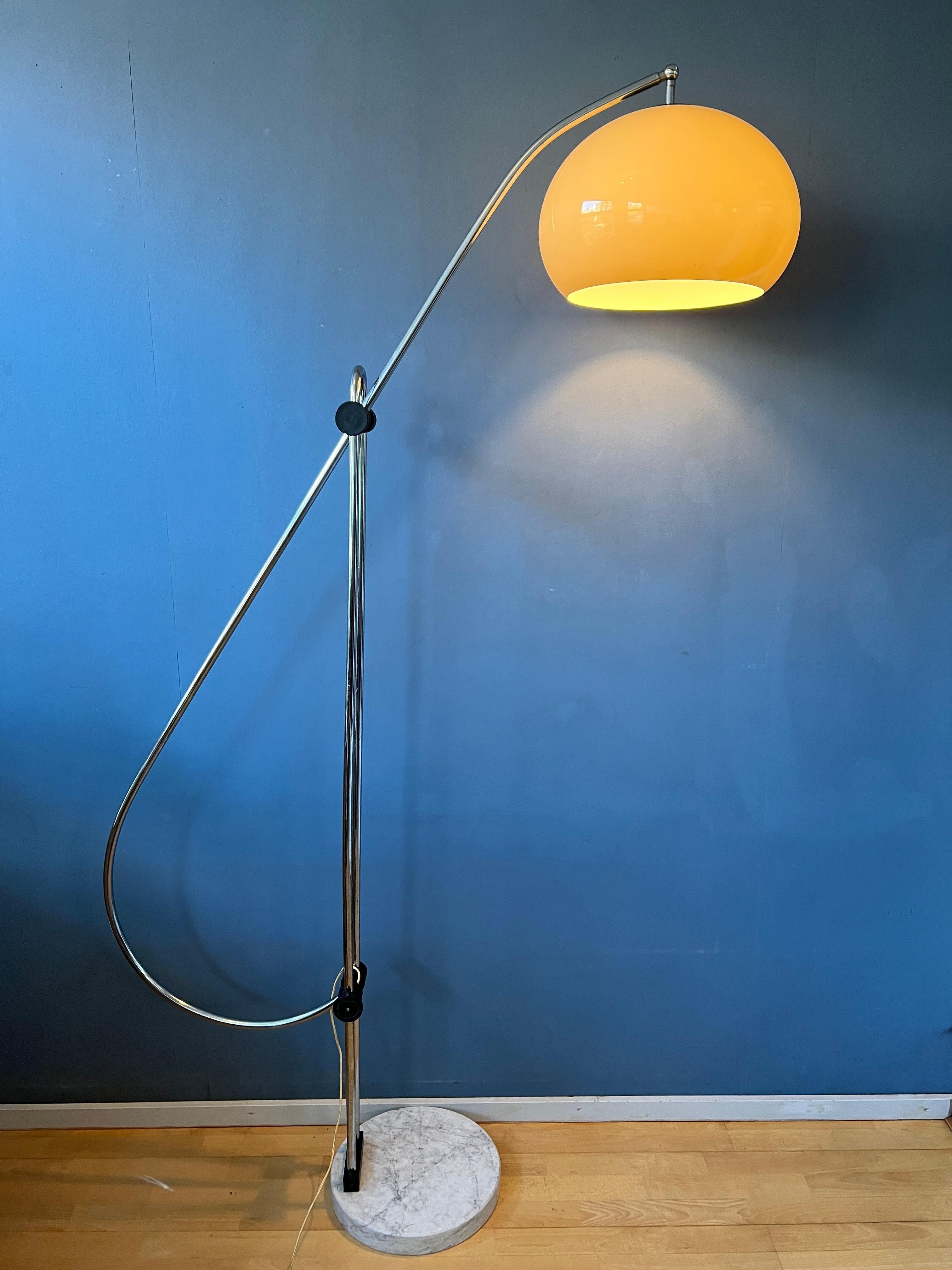 A space age floor lamp in the style of Guzzini / Goffredo Reggiani with an amazingly extendable 'rod' arm and acrylic glass 'mushroom' shade. The black mechanisms attached to the chrome frame allow you to extend the arm up to 210 cm in height and