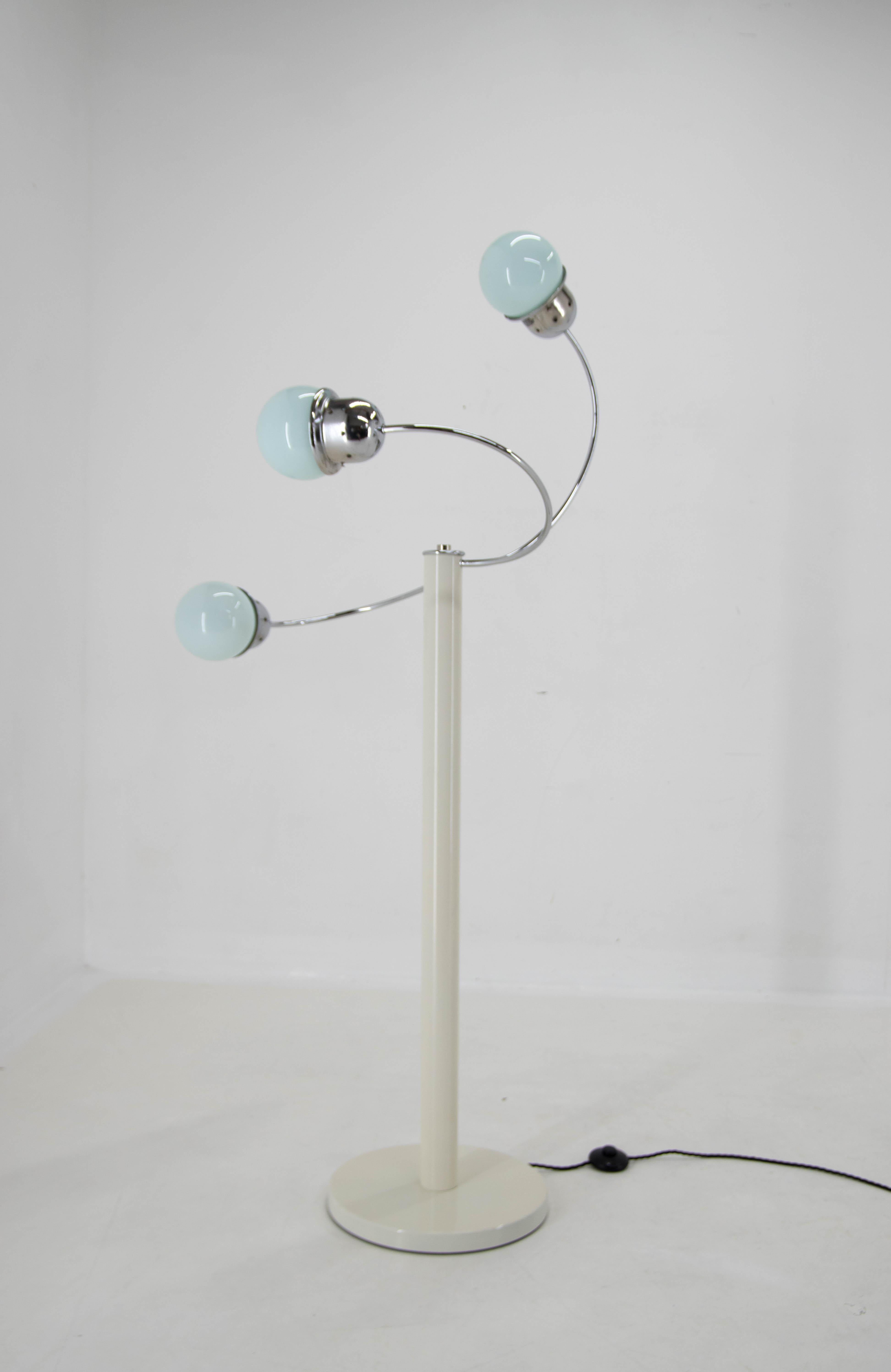 Space Age floor lamp made in Italy in 1960s.
White metal base with new paint.
Three chrome arms with age patina.
Light blue blown glass shades
Rewired: 3x40W, E12-E14 bulbs
US plug adapter included
