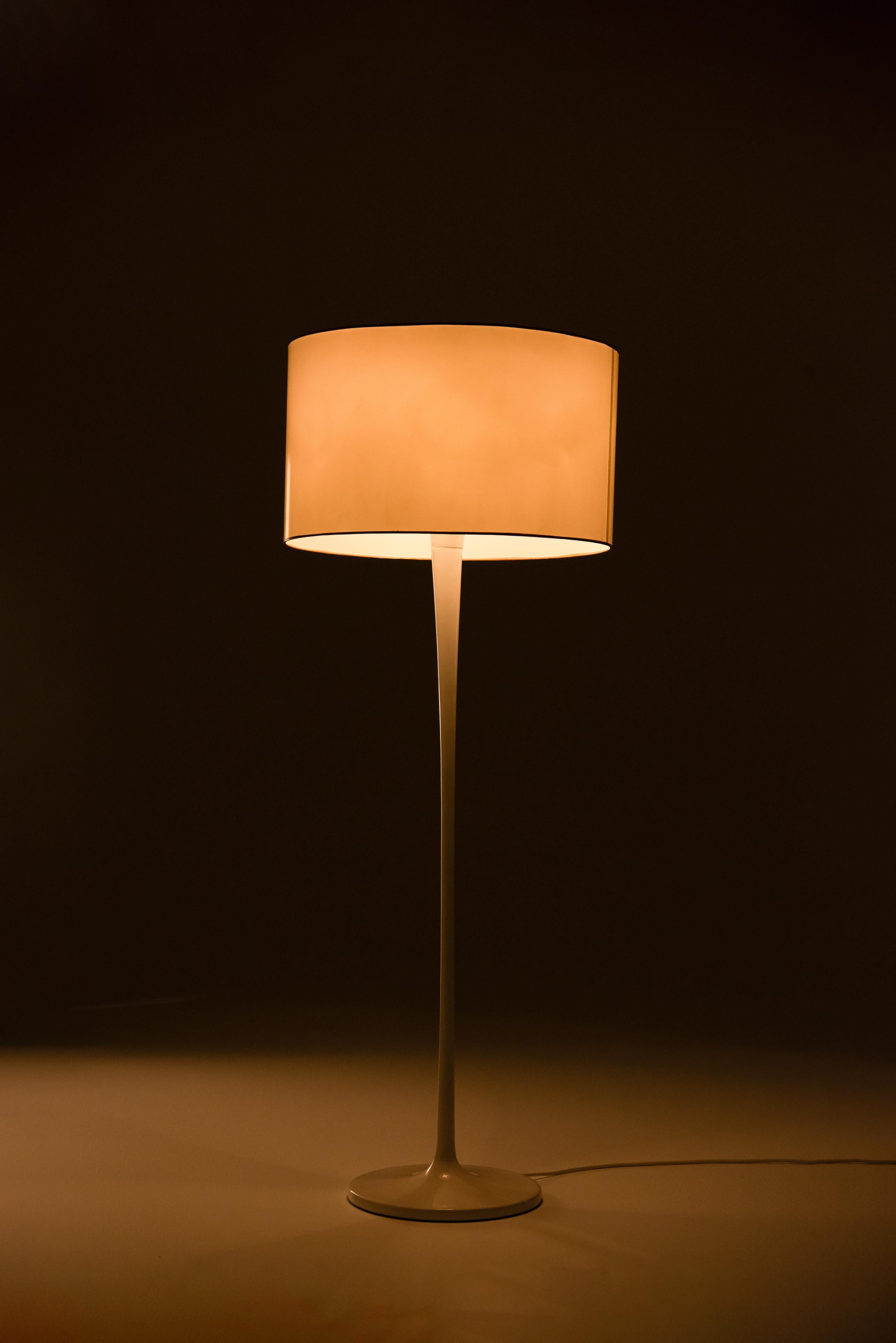 Lámpara de pie Space Age de Staff Leuchten, años 60  Con varilla metálica blanca en forma de tulipa y su pantalla original de plástico. La presencia de cuatro accesorios E27 alrededor de la lámpara, junto con un accesorio E27 adicional en la parte