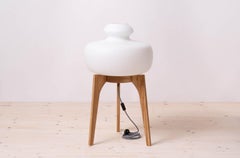 Lámpara de pie Space Age, pantalla de cristal blanco, base de madera, mediados de siglo, 1960