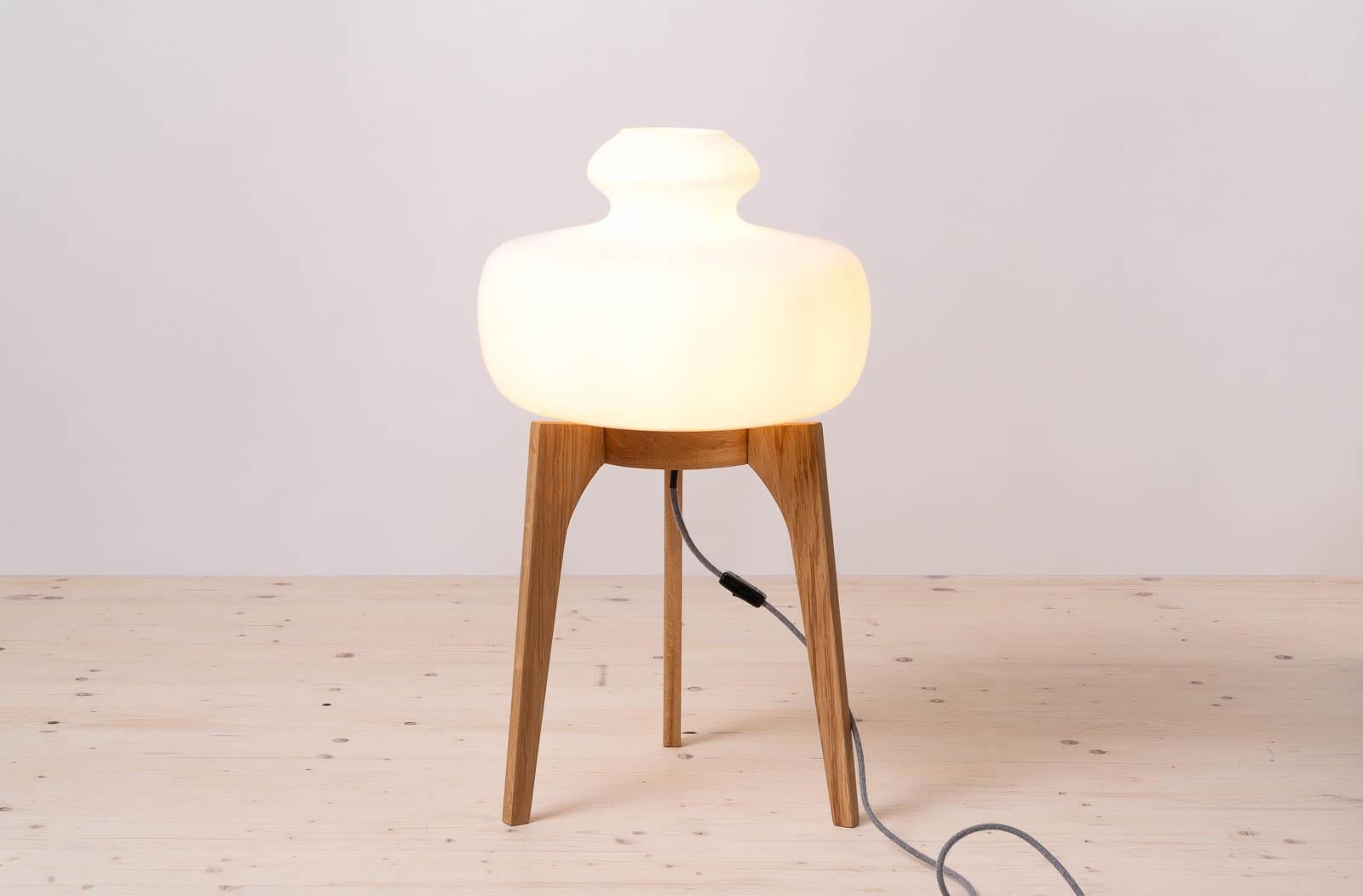 Mid-Century moderno Lampada da terra Space AGE, paralume in vetro bianco, base in legno, Midcentury, anni '60 in vendita