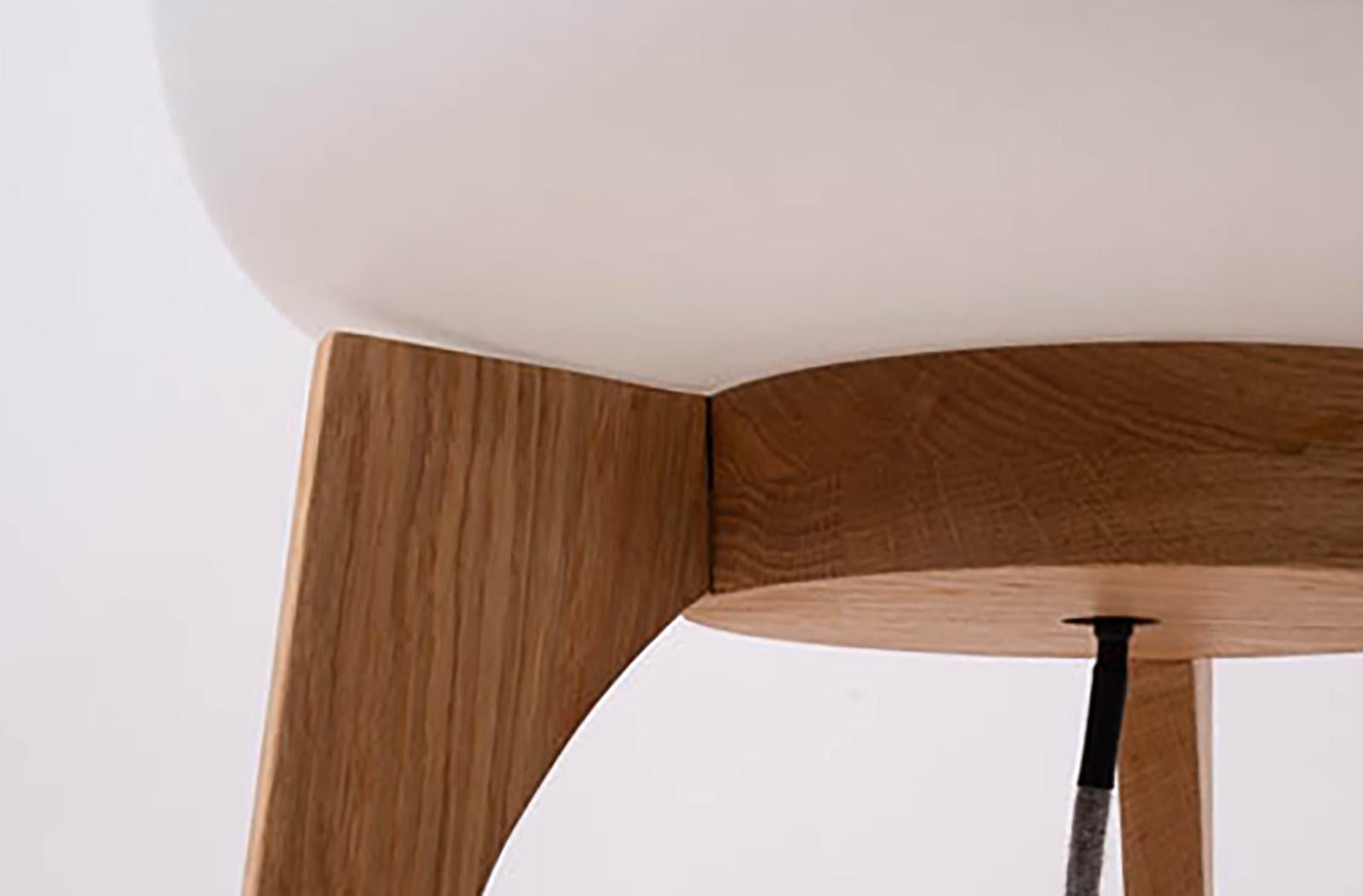 Lampada da terra Space AGE, paralume in vetro bianco, base in legno, Midcentury, anni '60 In condizioni buone in vendita a Wrocław, Poland