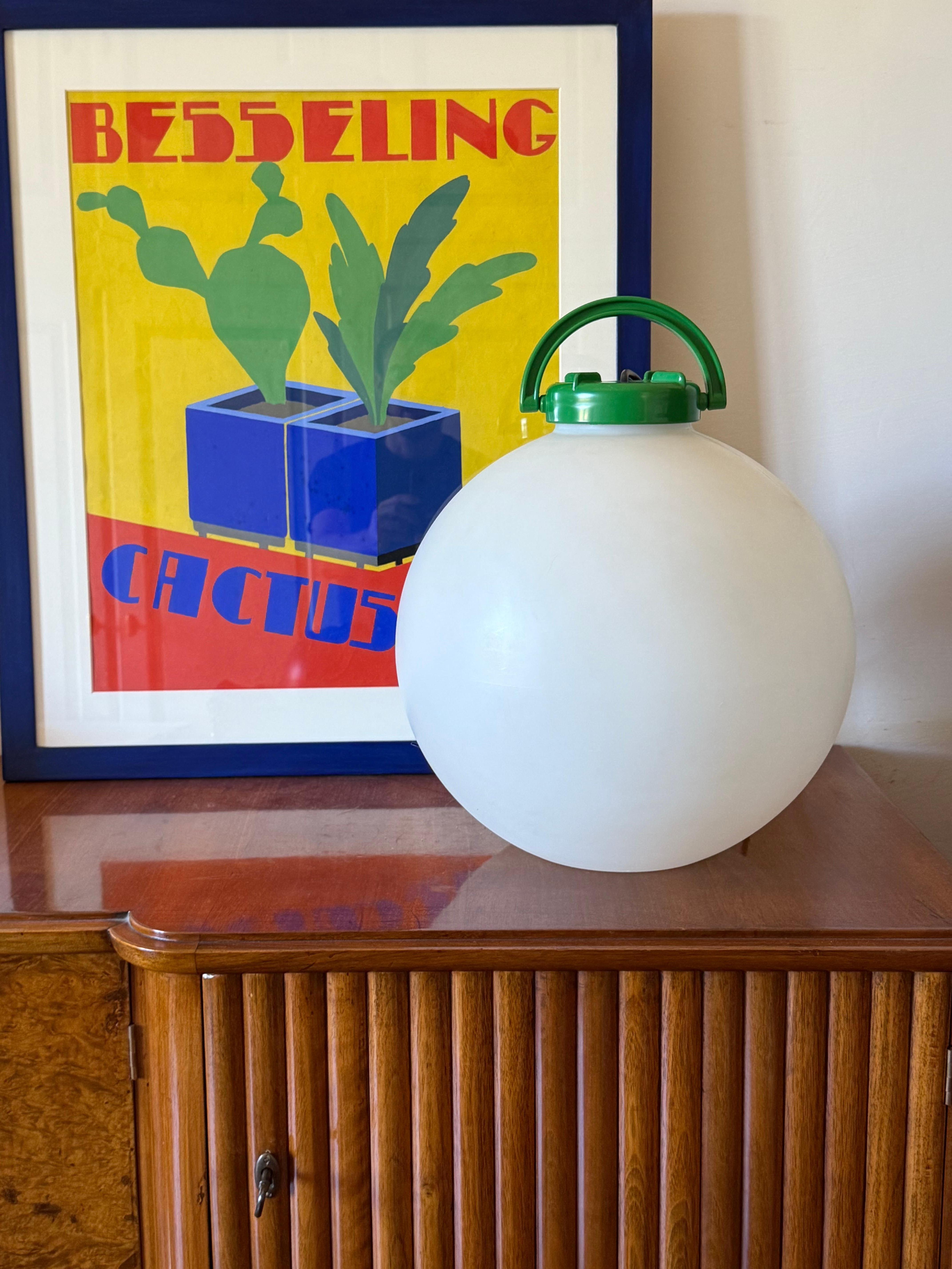 Space Age floor / table lamp mod. Tama designed by Isao Hosoe

Valenti light, Italy 1975

plastic

H 45 cm - 38 cm diam.

Conditions: excellent consistent with age and use