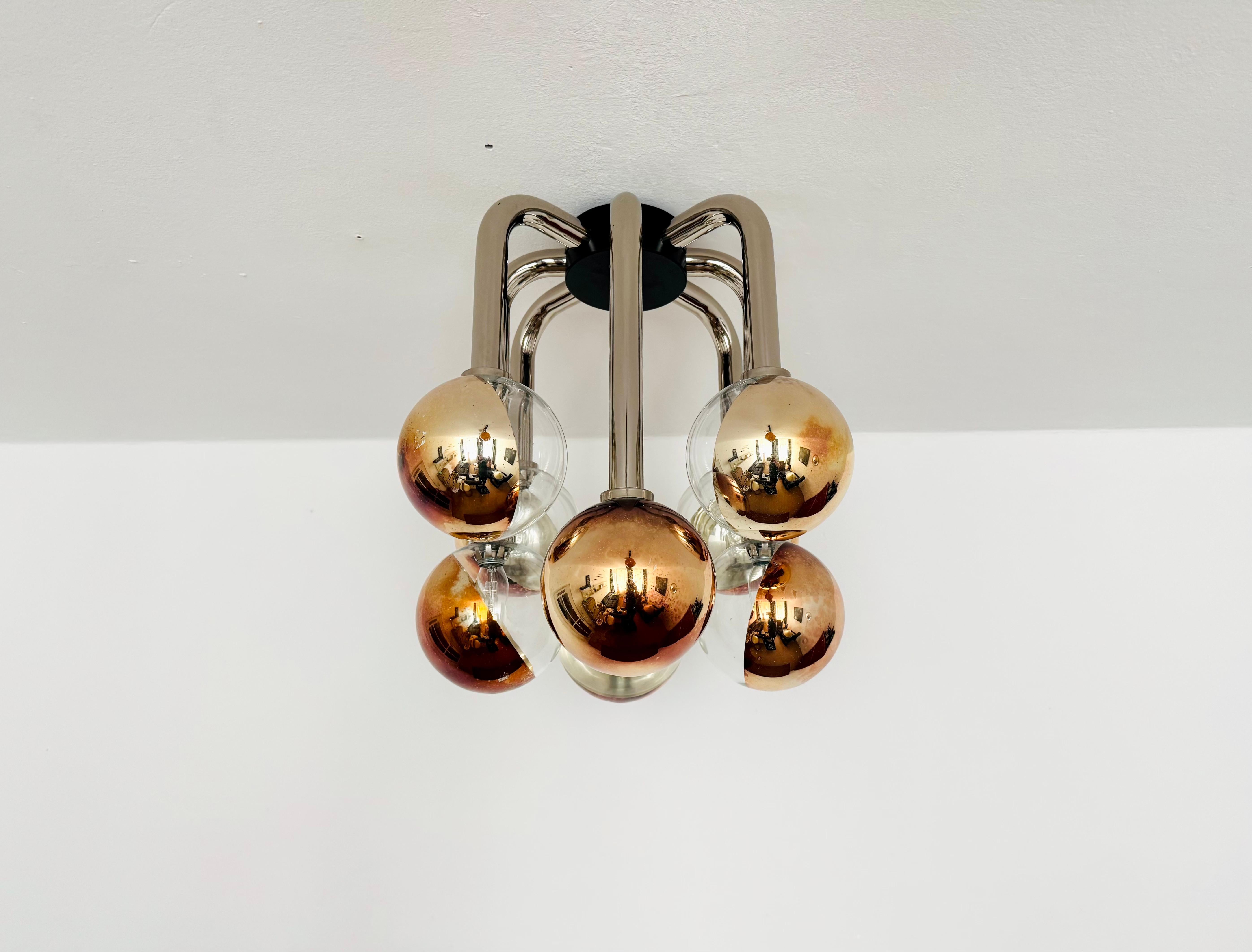 Extremely beautiful Space Age ceiling lamp from the 1960s.
The 8 mirrored lampshades spread a sparkling light.
The lamp is very high quality.
Very contemporary design with a fantastic charisma.

Manufacturer: Temde

Condition:

Very good vintage