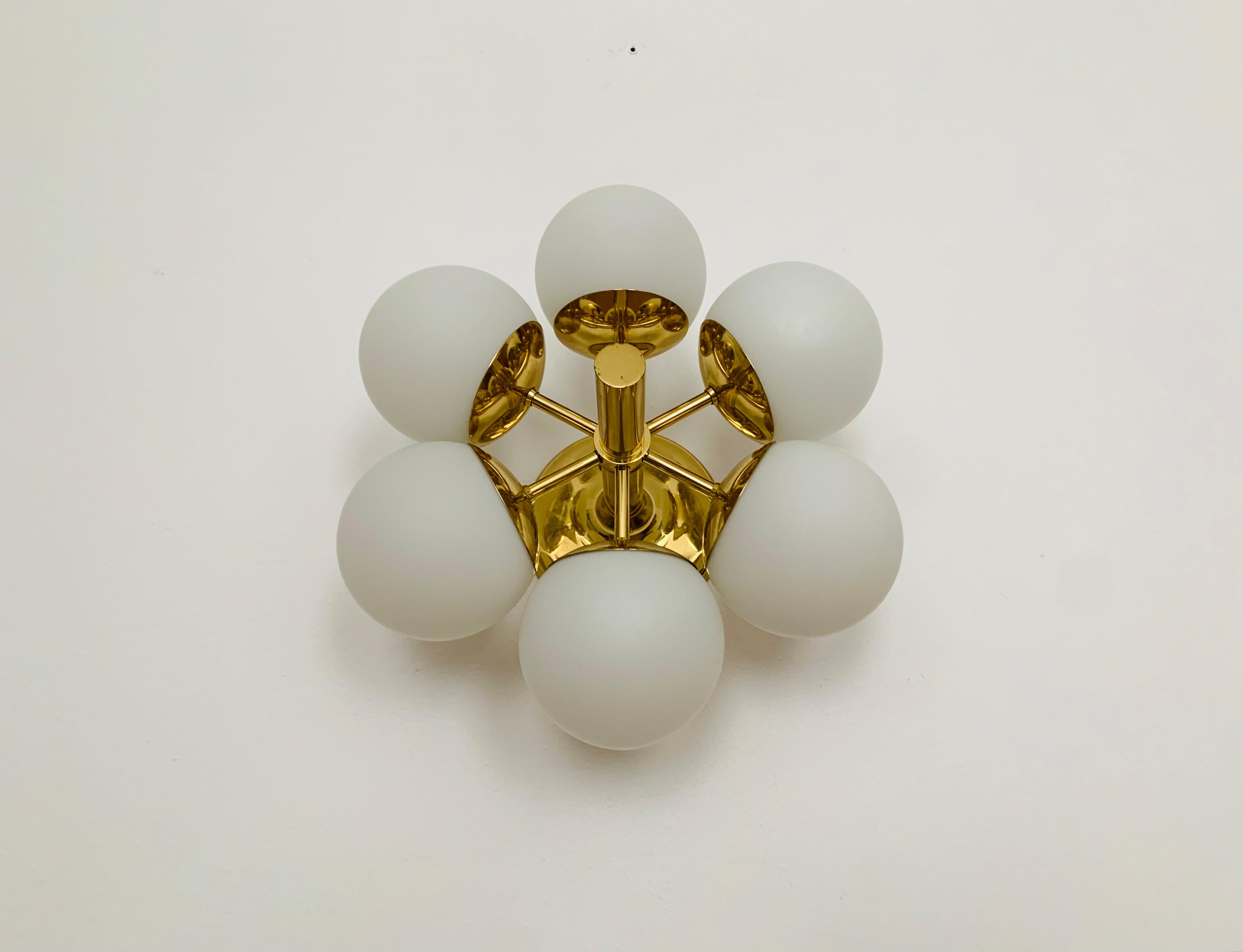 Wonderful Sputnik ceiling lamp from the 1960s.
The opal glass lampshades spread a pleasant light.
The lamp has a very high quality finish.
Fantastic contemporary design.

Manufacturer: Kaiser Leuchten/ Kaiser Idell

Condition:

Very good vintage
