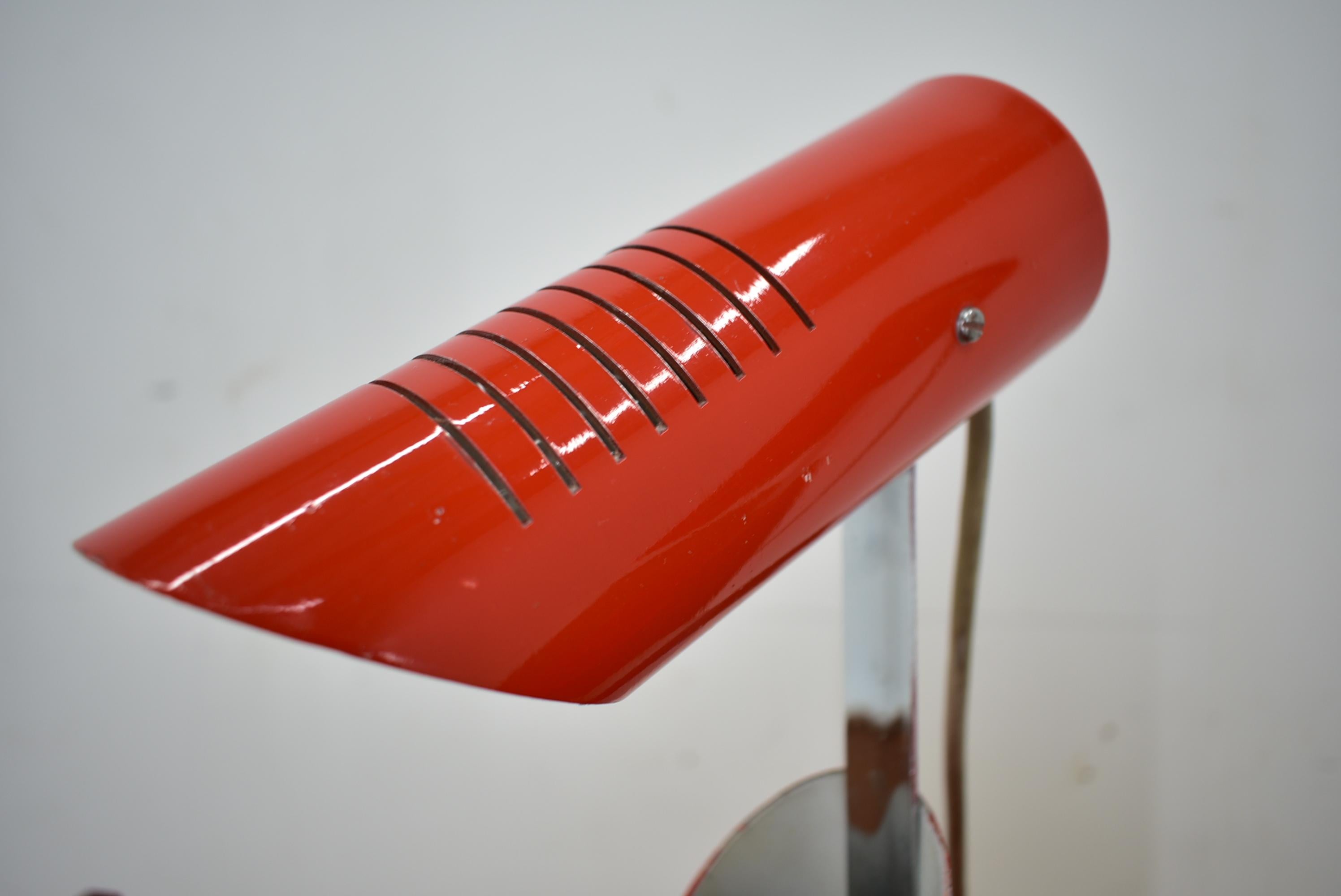 - limpiado pulido  
- Compatible con cableado de EE.UU. 
Lámparas de mesa plegables de la era espacial de la fábrica de lámparas Szarvasi .
Diseño minimalista y práctico de los años 60. Está en buen estado.