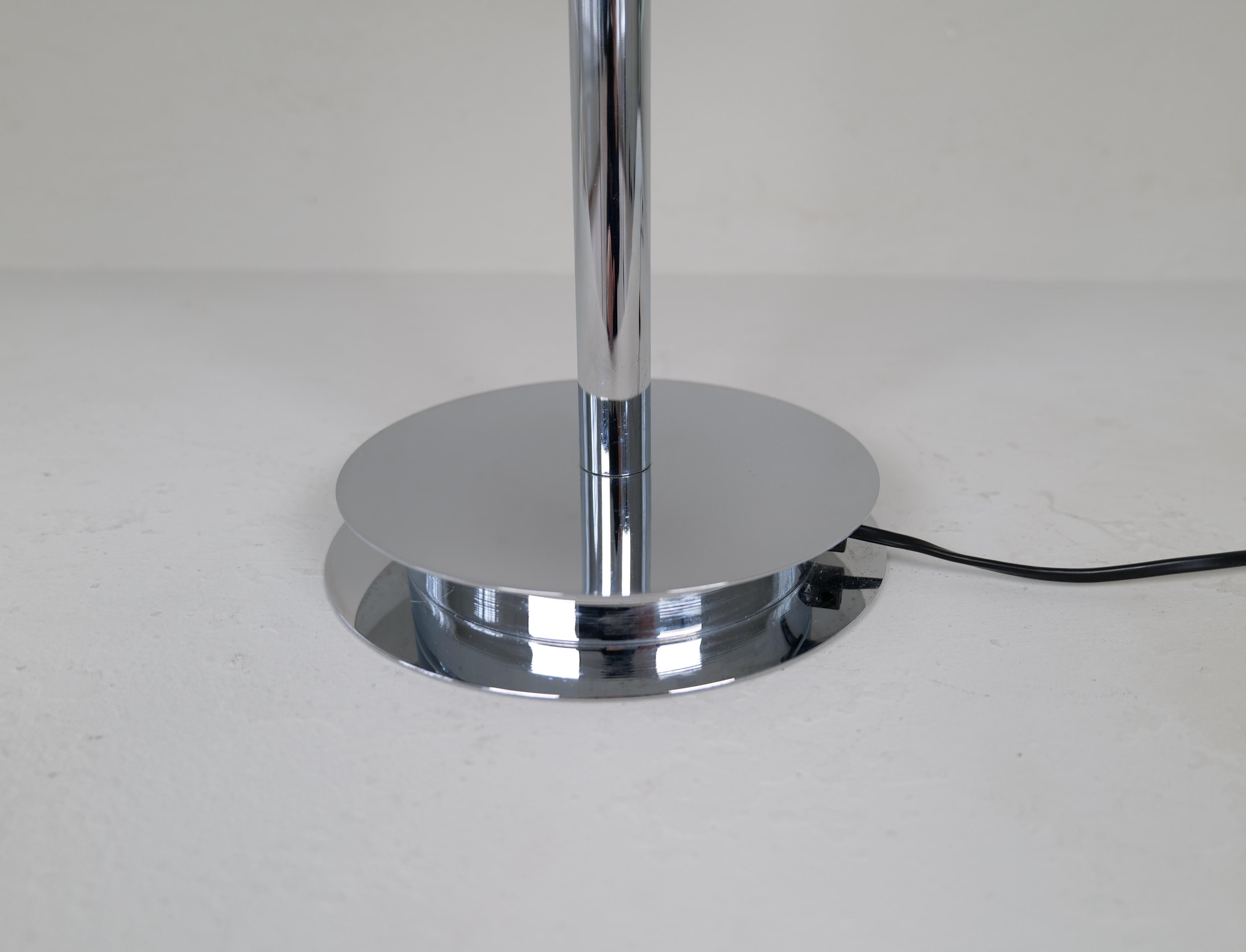 Lampe de bureau Tris de Fontana Arte de l'Ère spatiale avec base chromée Italie, vers 2000 en vente 3
