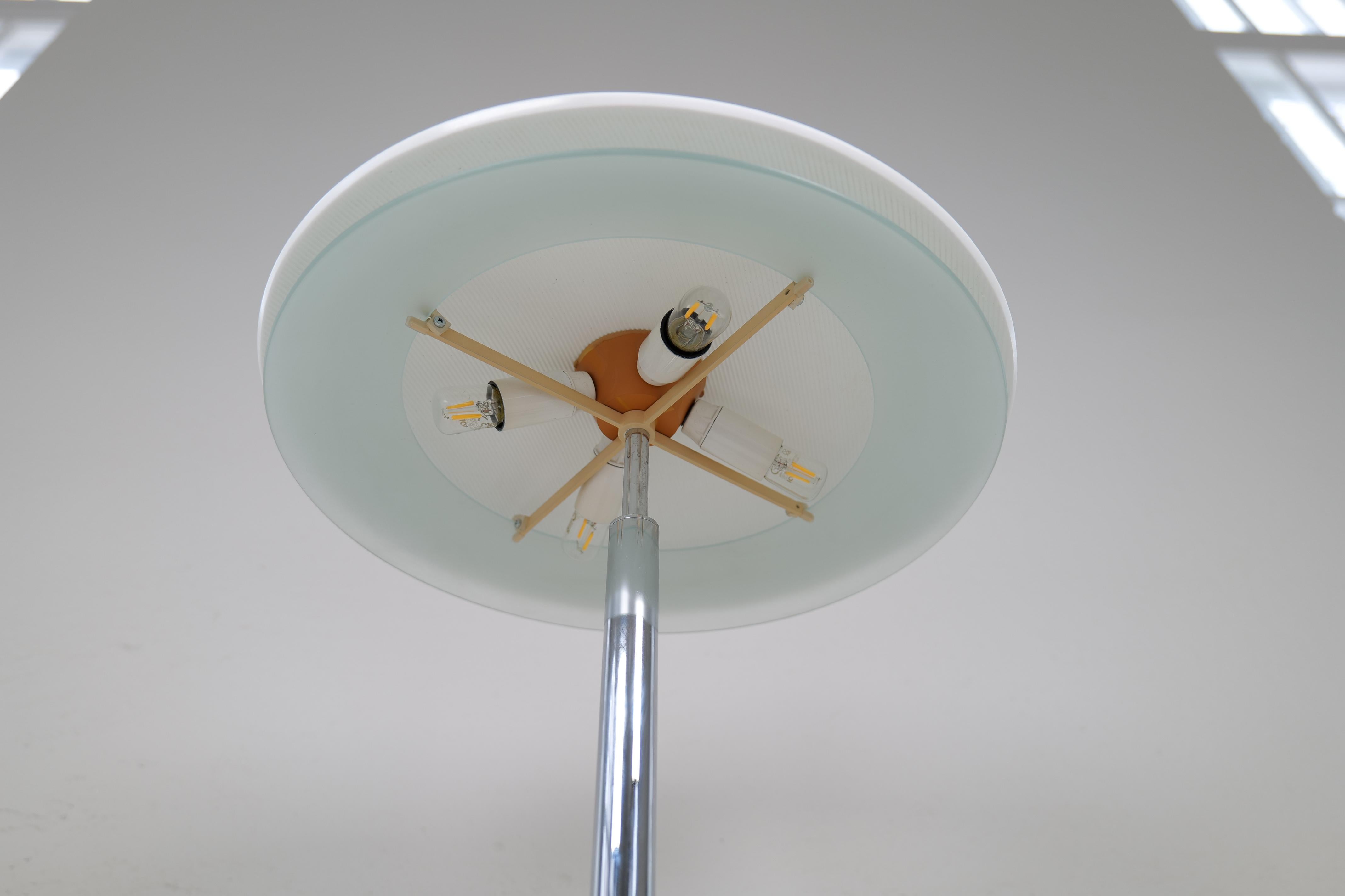 Lampe de bureau Tris de Fontana Arte de l'Ère spatiale avec base chromée Italie, vers 2000 en vente 4