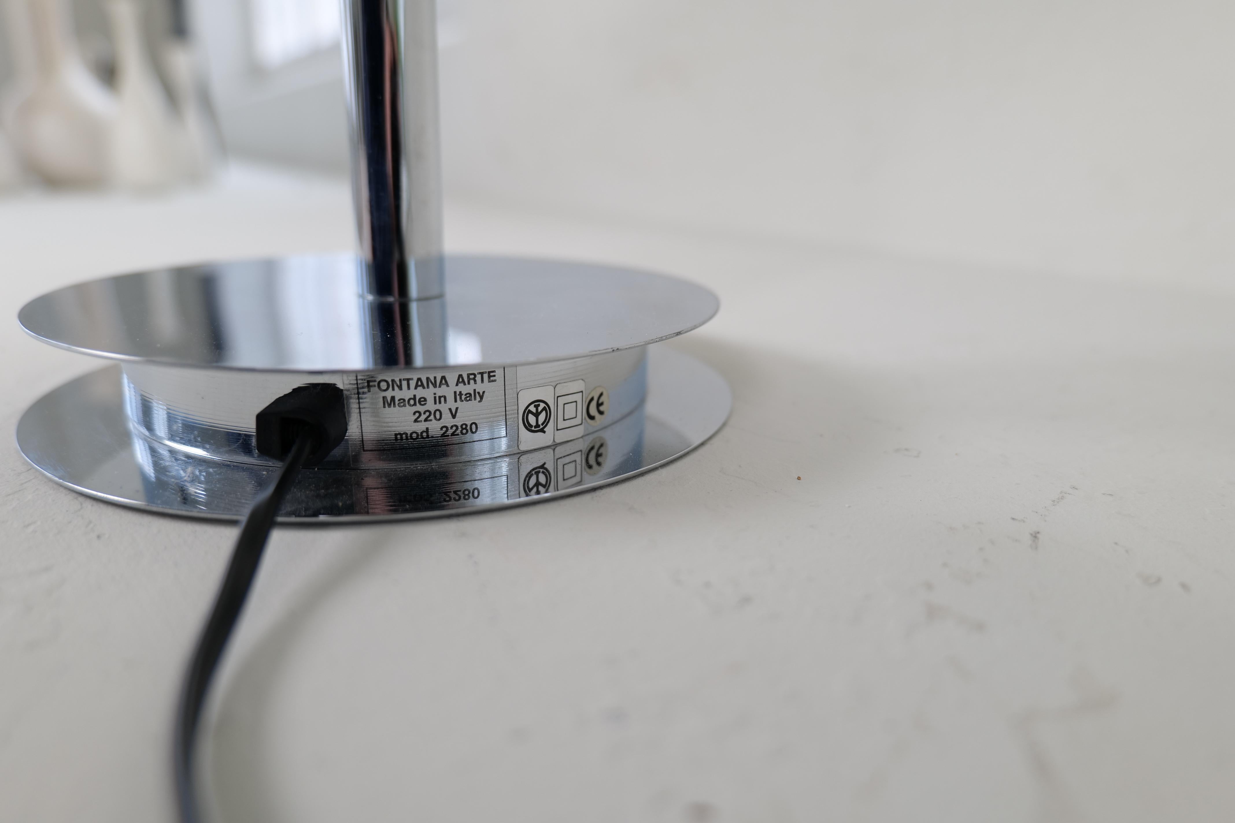 Lampe de bureau Tris de Fontana Arte de l'Ère spatiale avec base chromée Italie, vers 2000 en vente 5