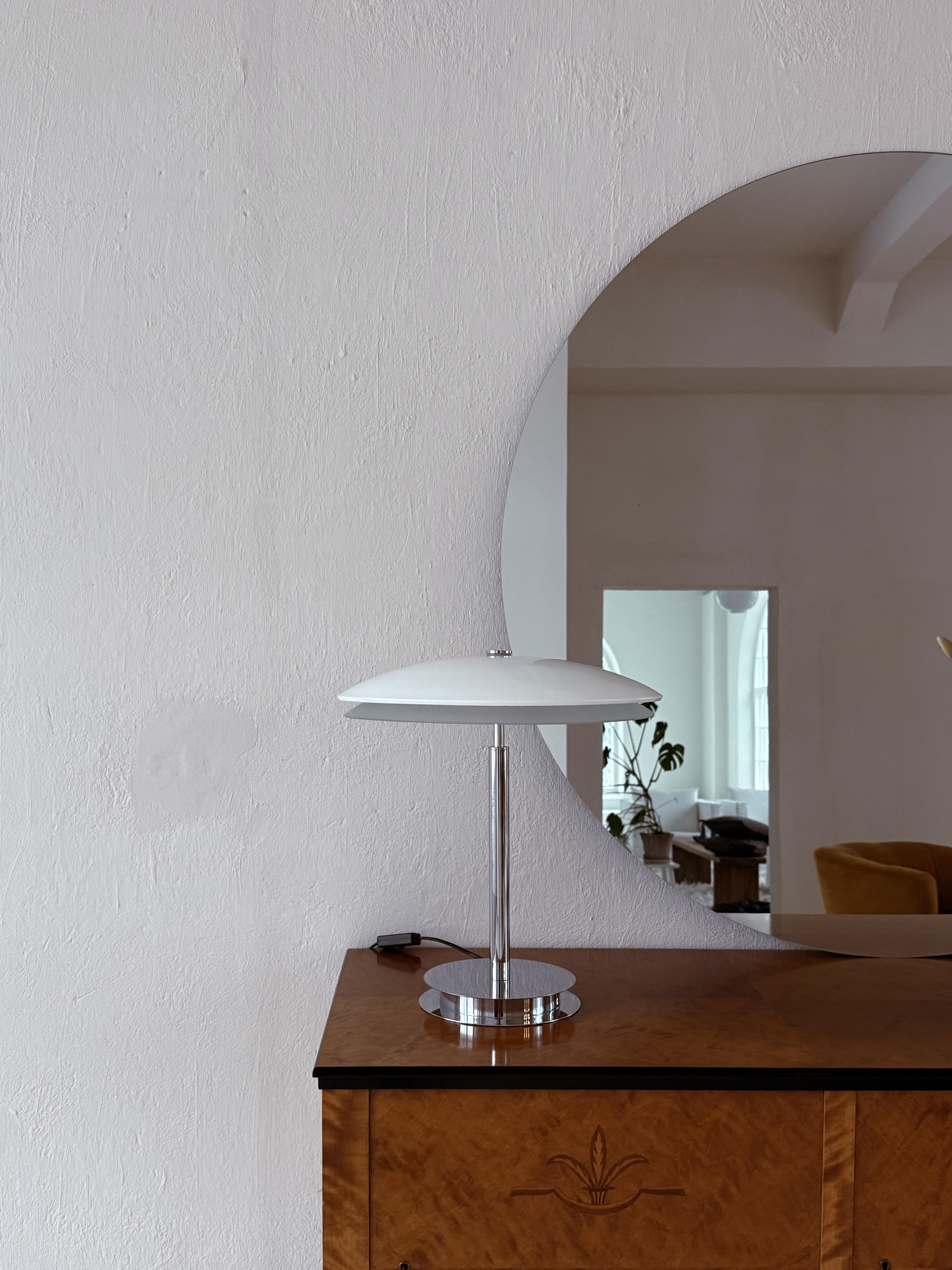 Mid-Century Modern Lampe de bureau Tris de Fontana Arte de l'Ère spatiale avec base chromée Italie, vers 2000 en vente