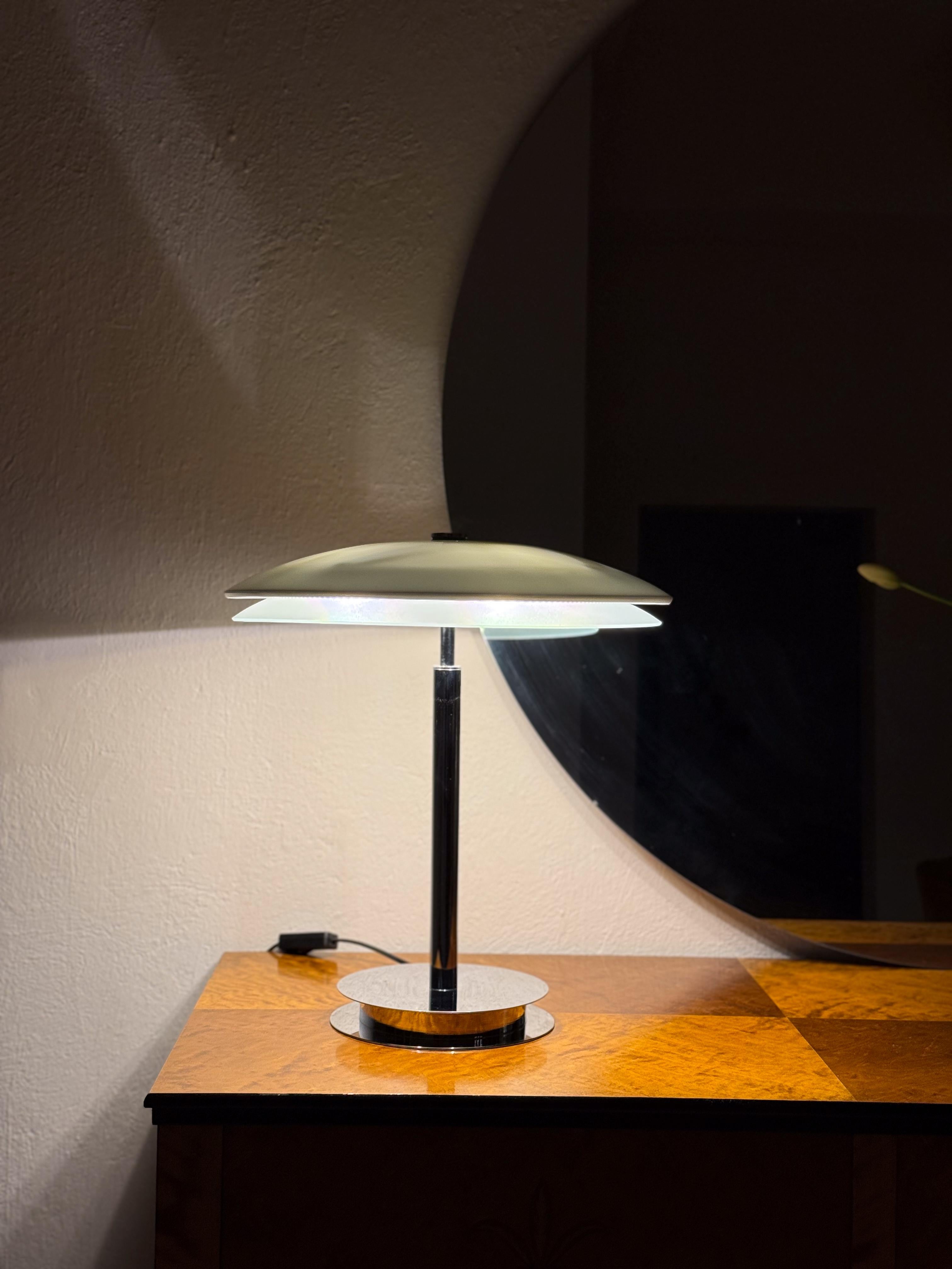 Lampe de bureau Tris de Fontana Arte de l'Ère spatiale avec base chromée Italie, vers 2000 Bon état - En vente à Hillringsberg, SE