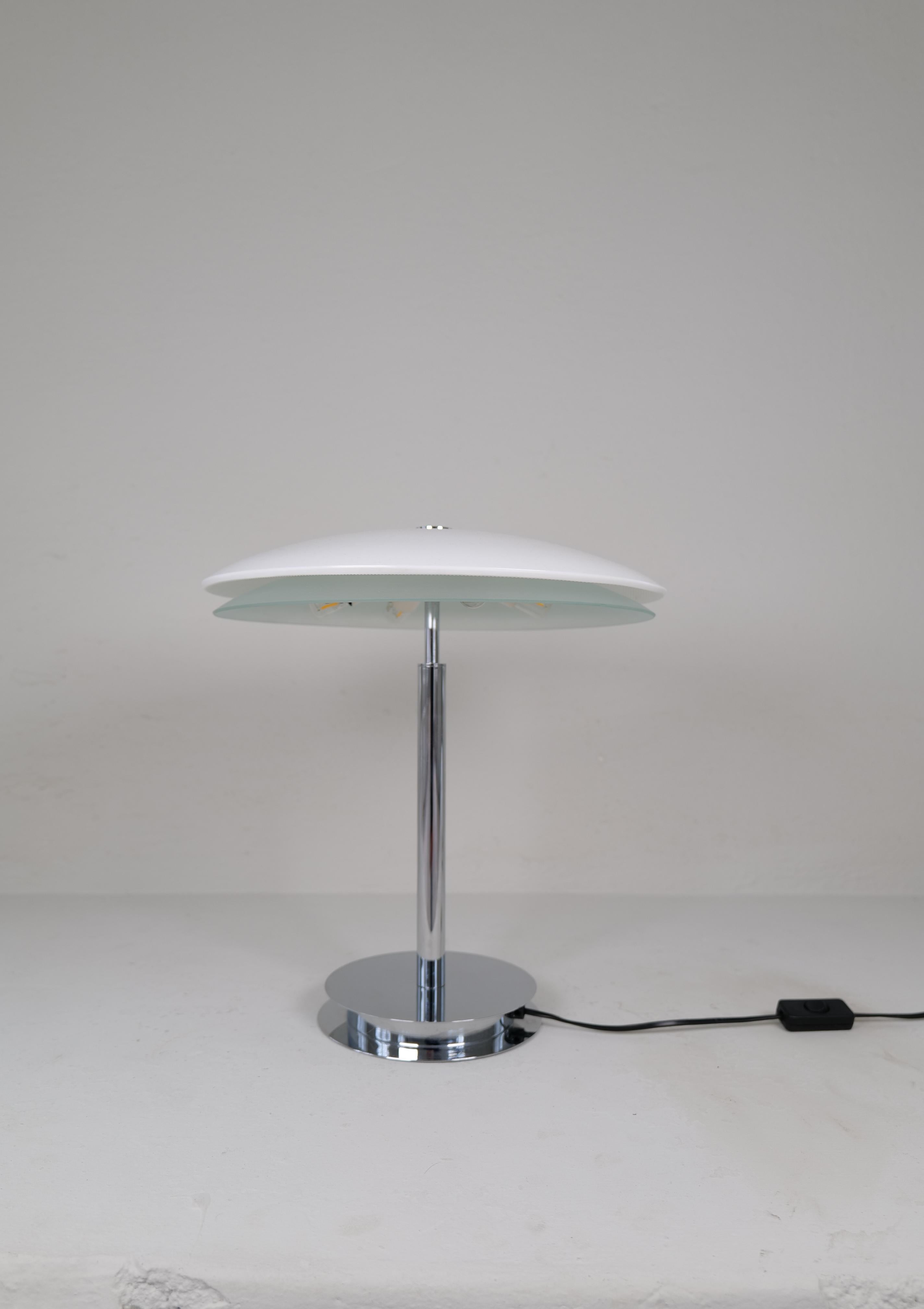 20ième siècle Lampe de bureau Tris de Fontana Arte de l'Ère spatiale avec base chromée Italie, vers 2000 en vente