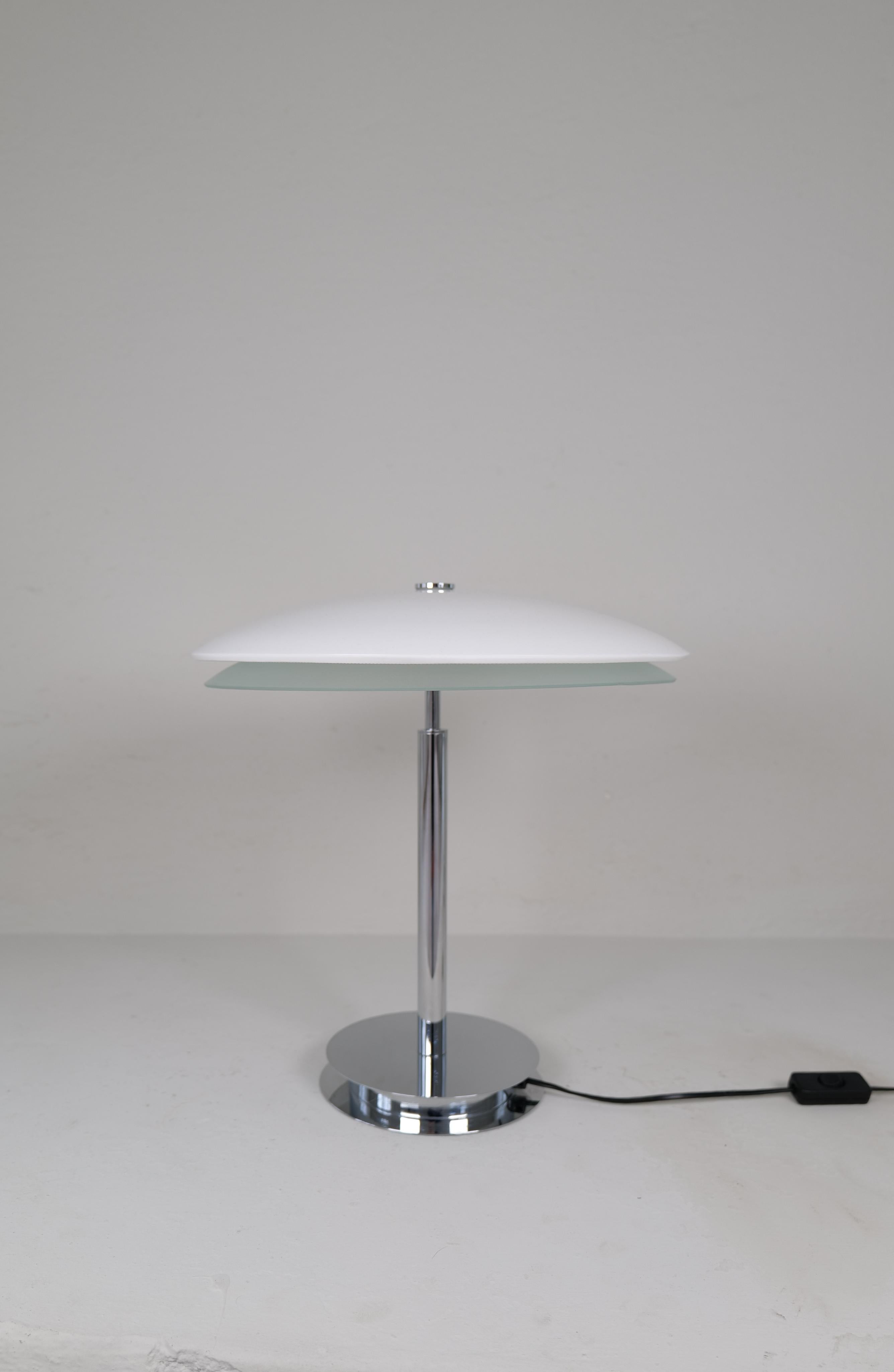 Verre Lampe de bureau Tris de Fontana Arte de l'Ère spatiale avec base chromée Italie, vers 2000 en vente