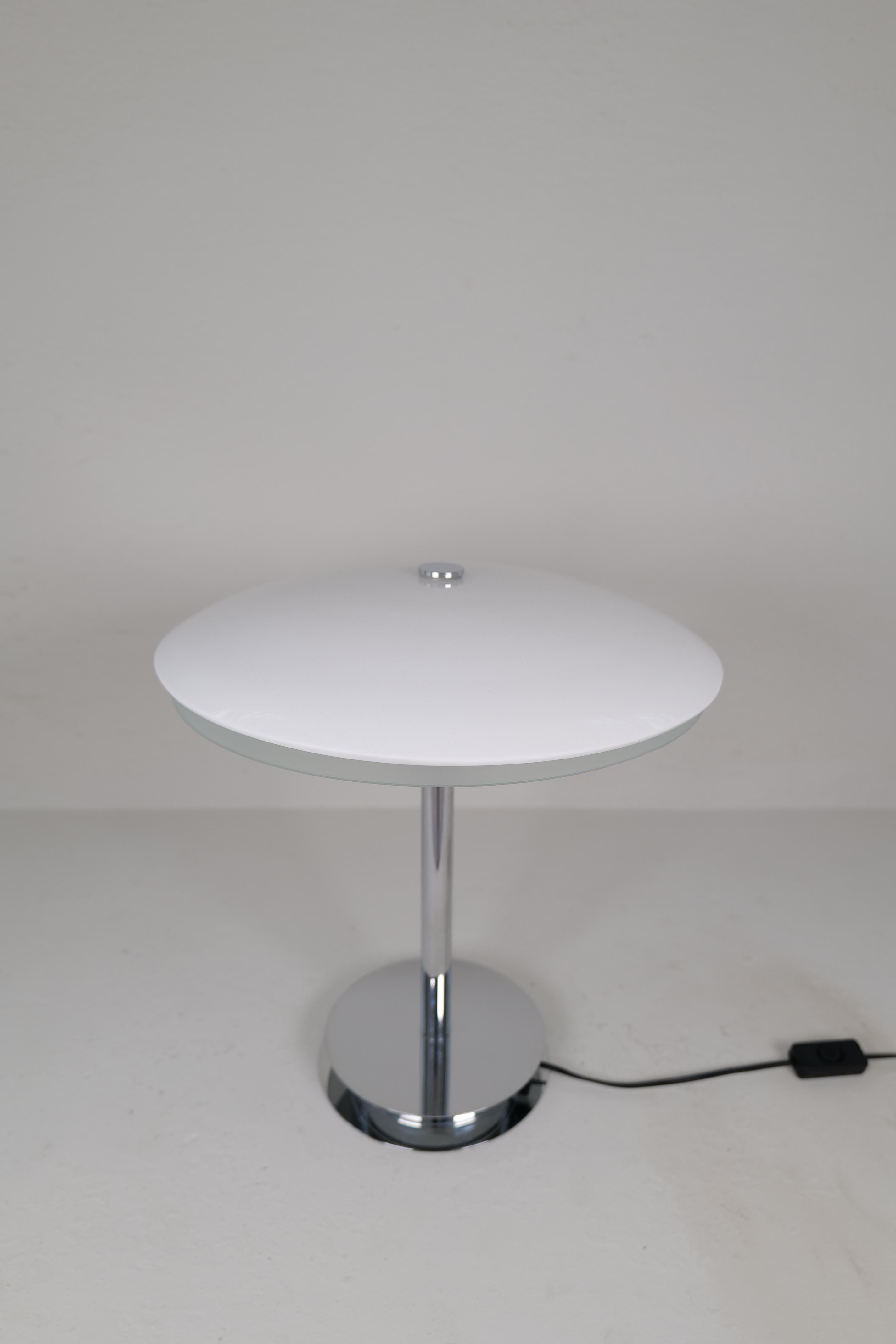 Lampe de bureau Tris de Fontana Arte de l'Ère spatiale avec base chromée Italie, vers 2000 en vente 1