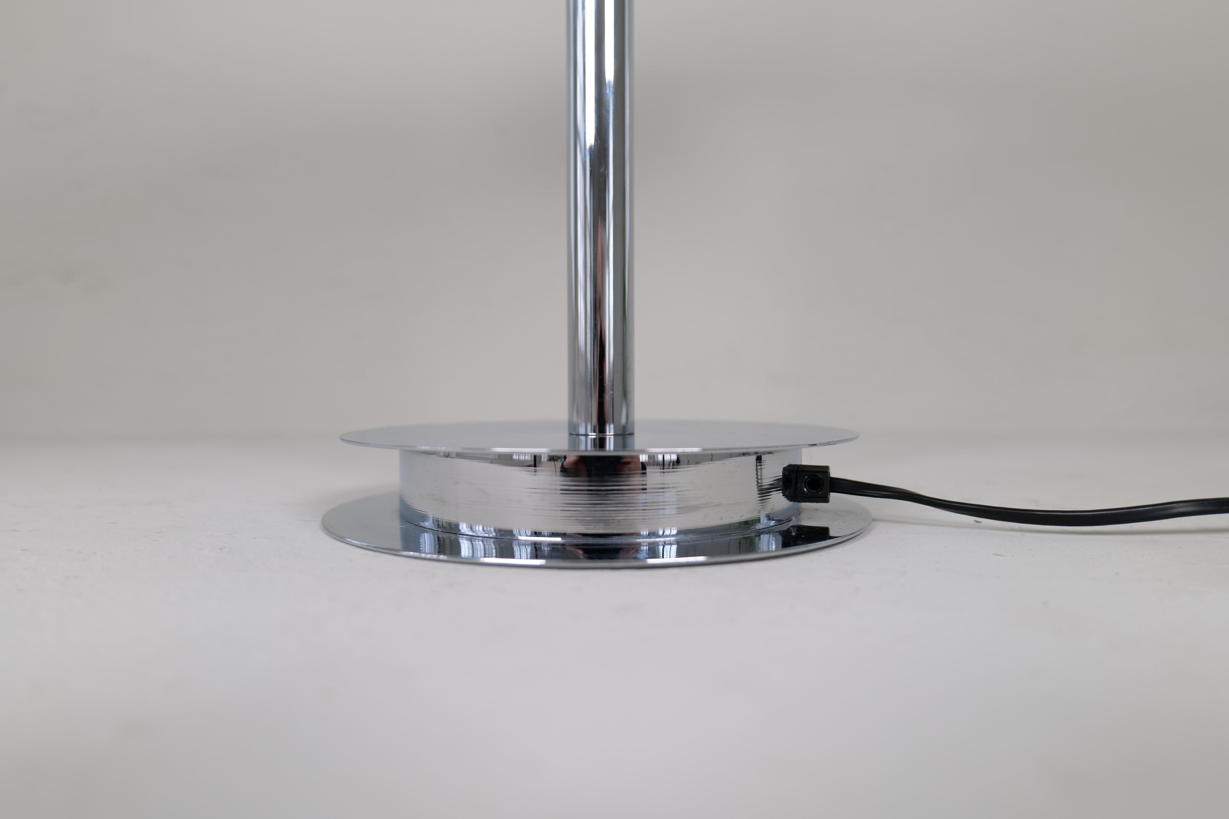 Lampe de bureau Tris de Fontana Arte de l'Ère spatiale avec base chromée Italie, vers 2000 en vente 2