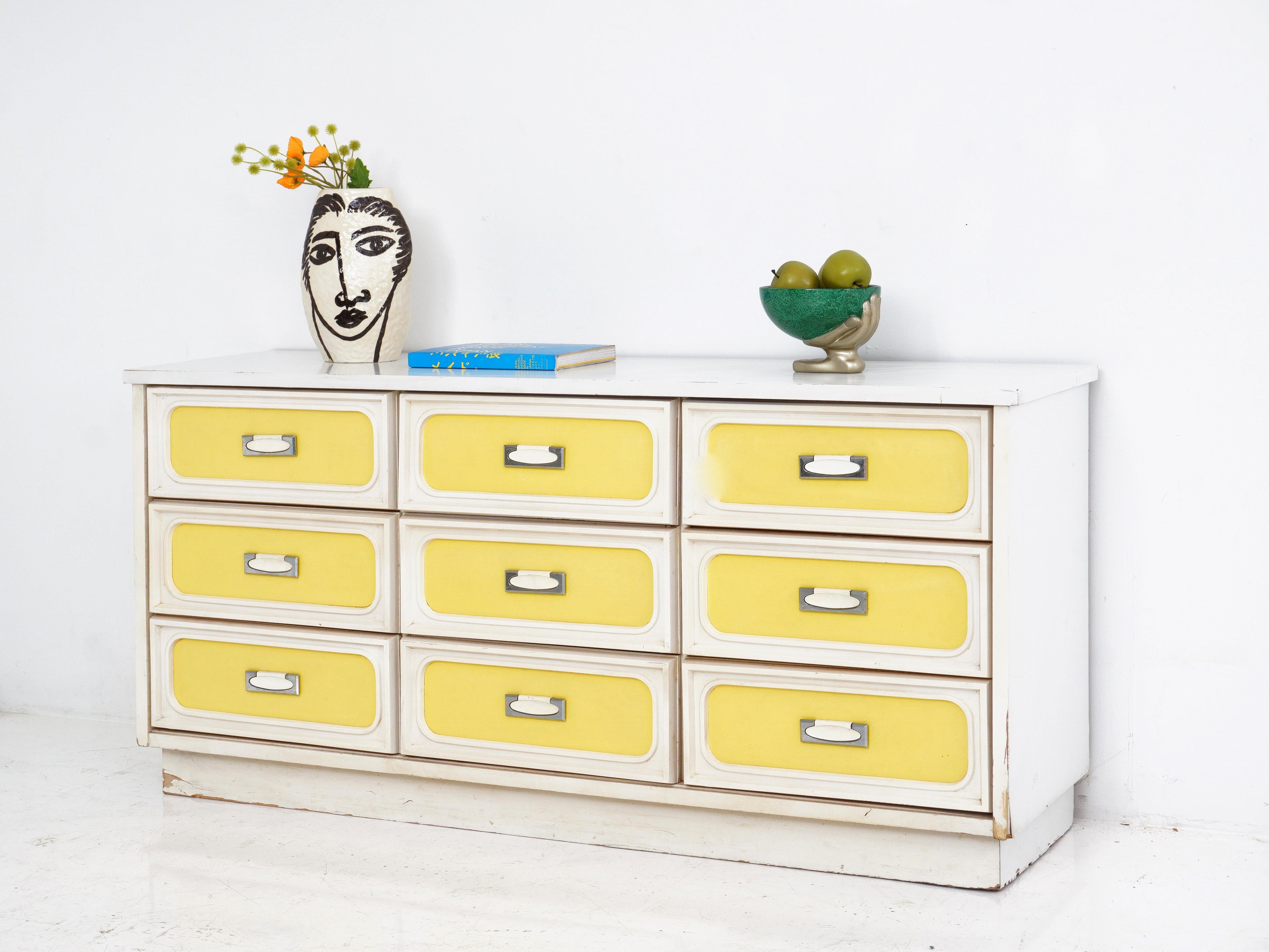 Get the best of both worlds with the Reversible Space Age Formica Dresser. With its vibrant yellow and green laminate drawer plates, you can switch up the colors to match your mood or decor, adding a playful and versatile touch to your space.

-