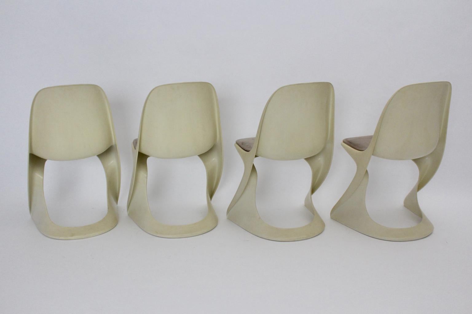 retro plastic dining chairs