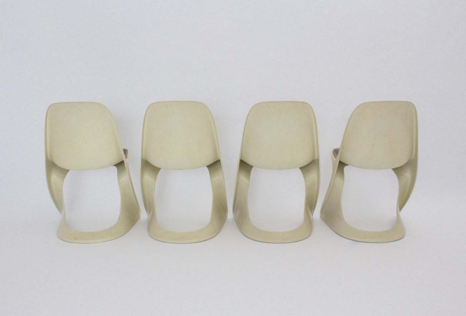 Quatre chaises de salle à manger en plastique blanc de l'ère spatiale Alexander Begge, 1971 Bon état - En vente à Vienna, AT