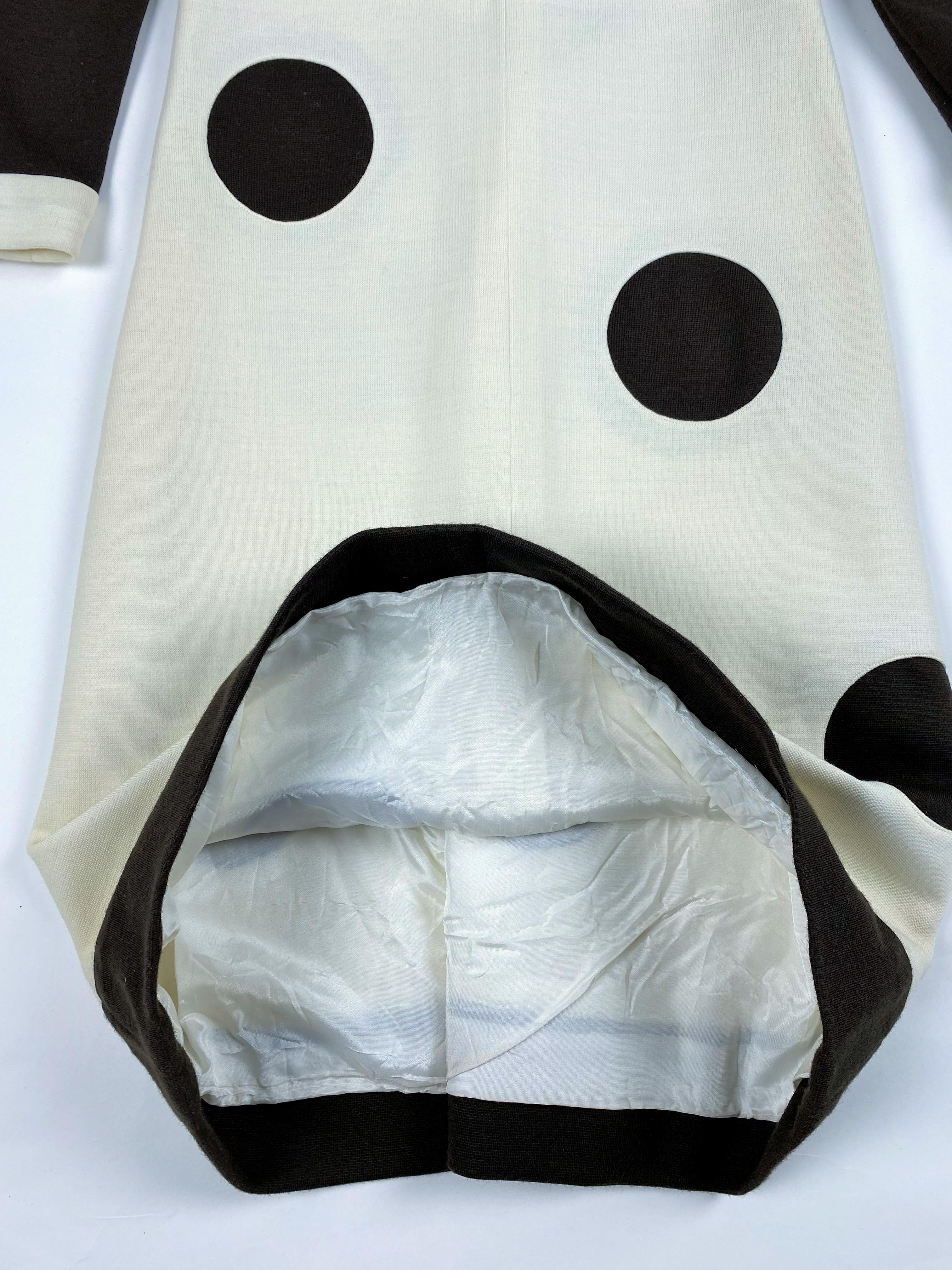 Alrededor de 1970/1975
Francia
Vestido inusual del periodo futurista o de la Era Espacial, obra de un taller de alta costura del gusto de Pierre Cardin y que data de principios de la década de 1970. Vestido tipo casulla de manga larga en punto