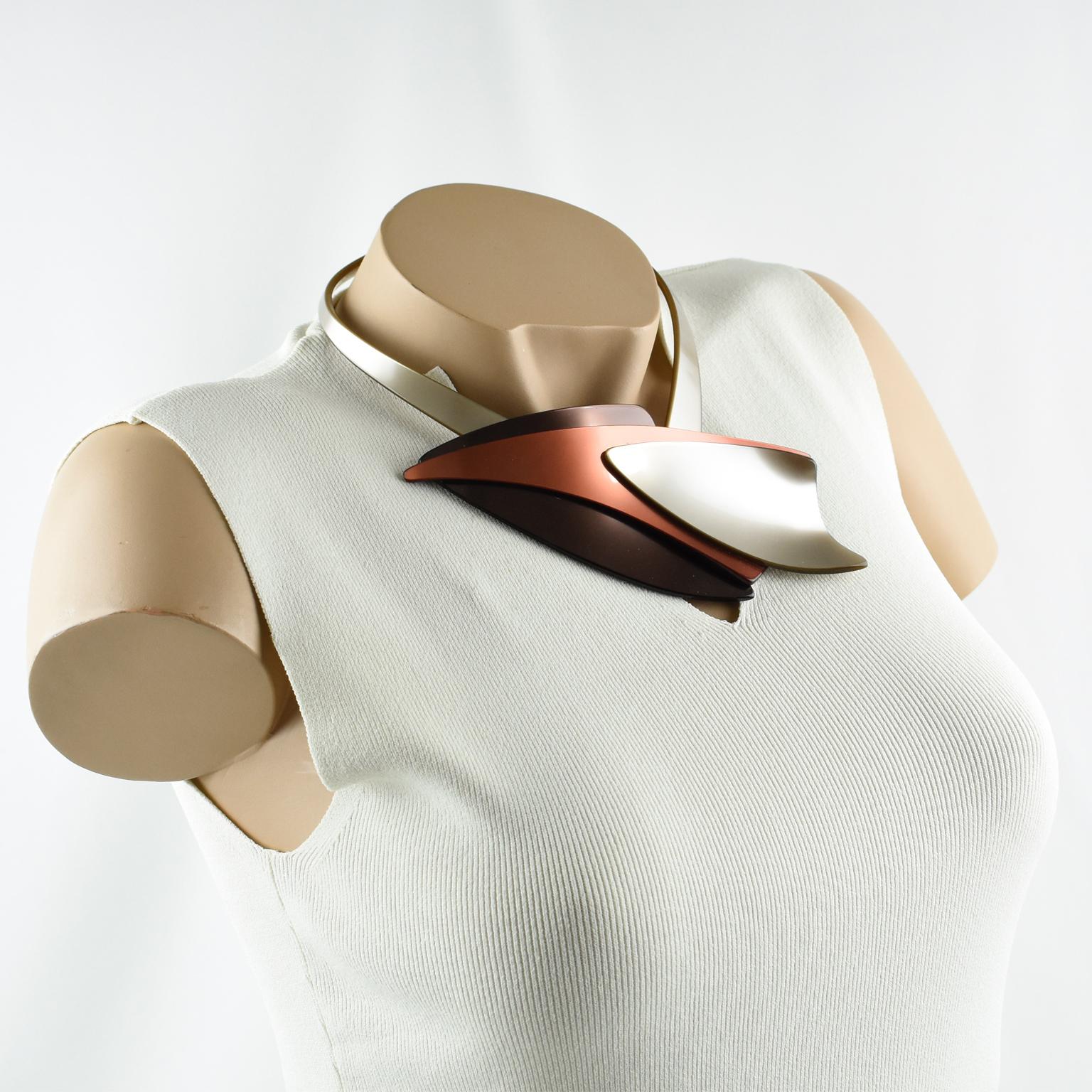 Diese atemberaubende, futuristische Halskette wurde in den 1980er Jahren von Temps Fixes, einem französischen Studio mit Sitz in Paris, entworfen. Das Stück zeichnet sich durch ein Space-Age-Design mit einem starren Lucite-Band um den Hals in