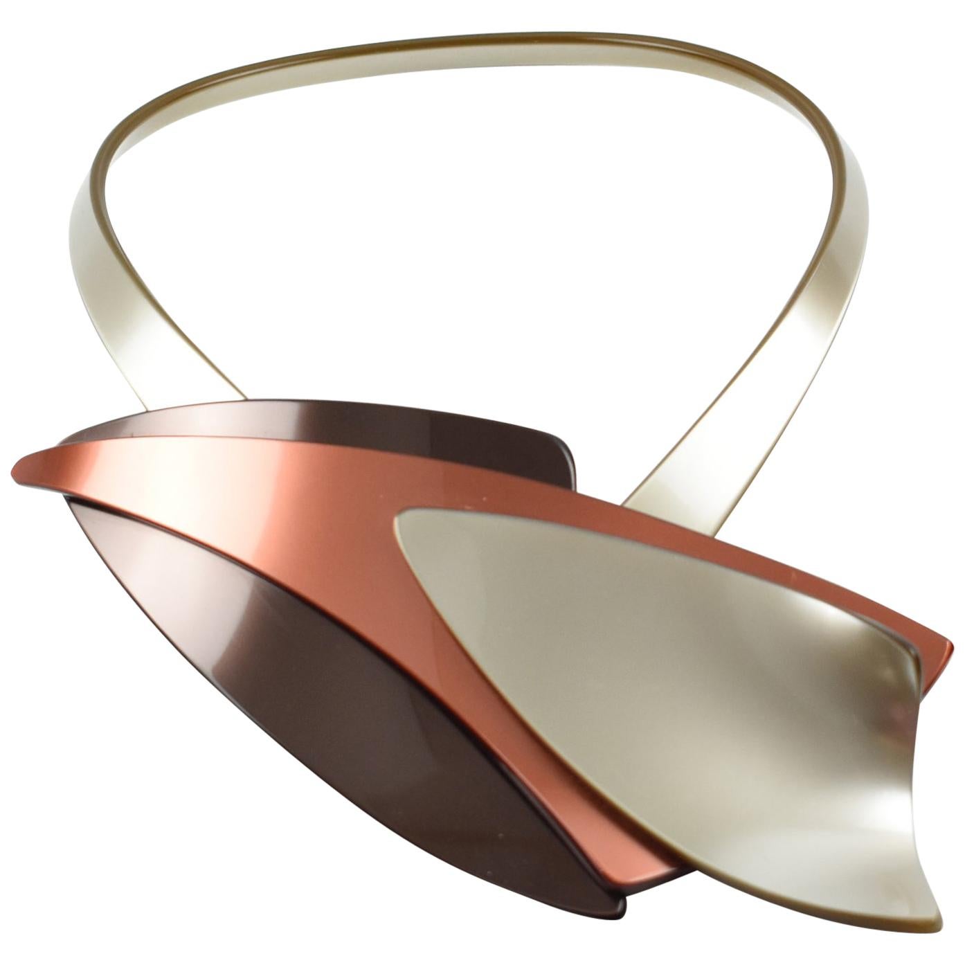 Futuristische Lucite-Halskette aus dem Space Age in Rost, Schokoladenbraun und Taupe im Angebot