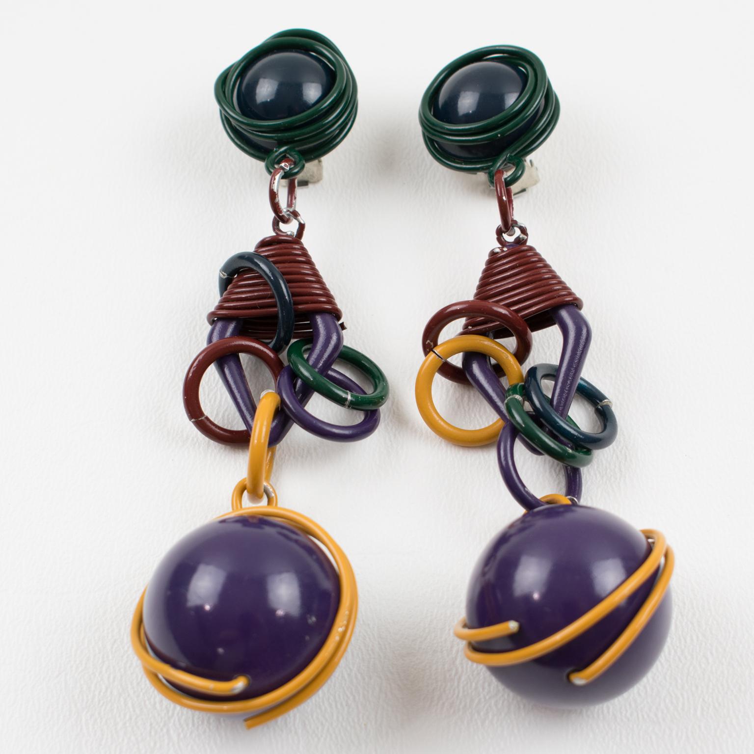 Pendientes de clip colgantes multicolores futuristas de la era espacial Modernista en venta