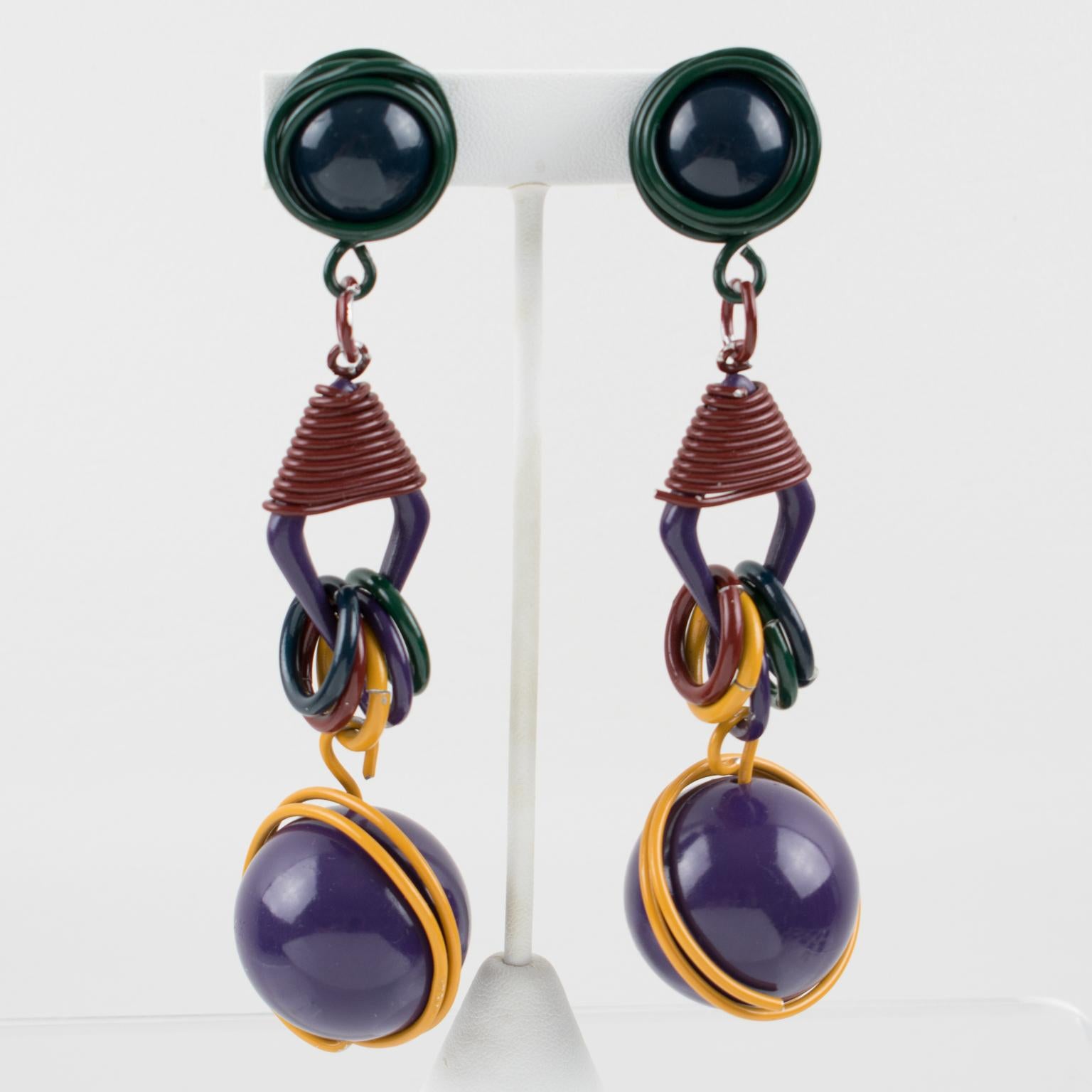 Pendientes de clip colgantes multicolores futuristas de la era espacial en venta 1