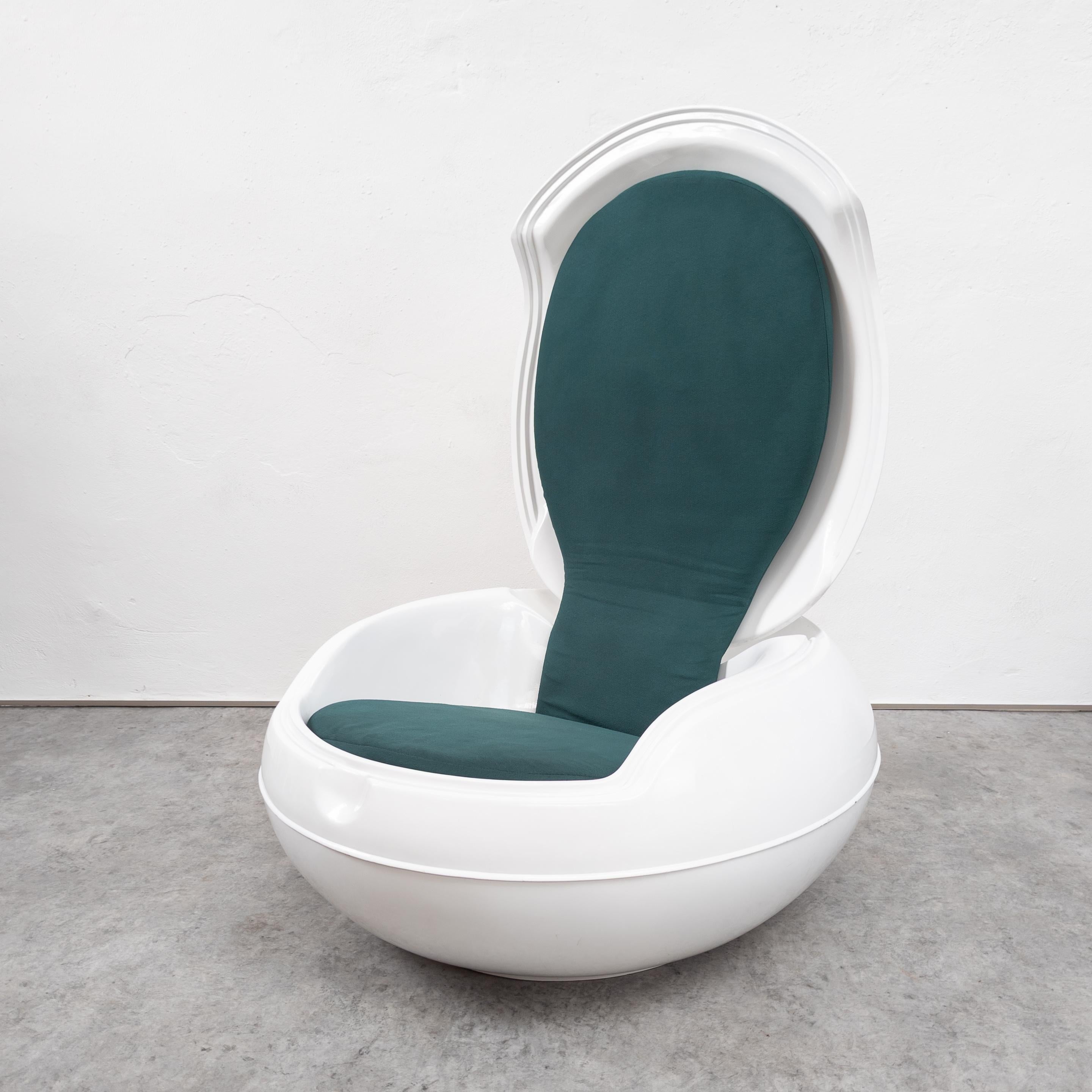 White vintage Space Age plastic garden egg chair designed by Peter Ghyczy for Reuter Products, Germany 1968. Made of fiberglass - reinforced polyester shell with green fabric covered internal upholstery. The back of this innovative indoor / outdoor