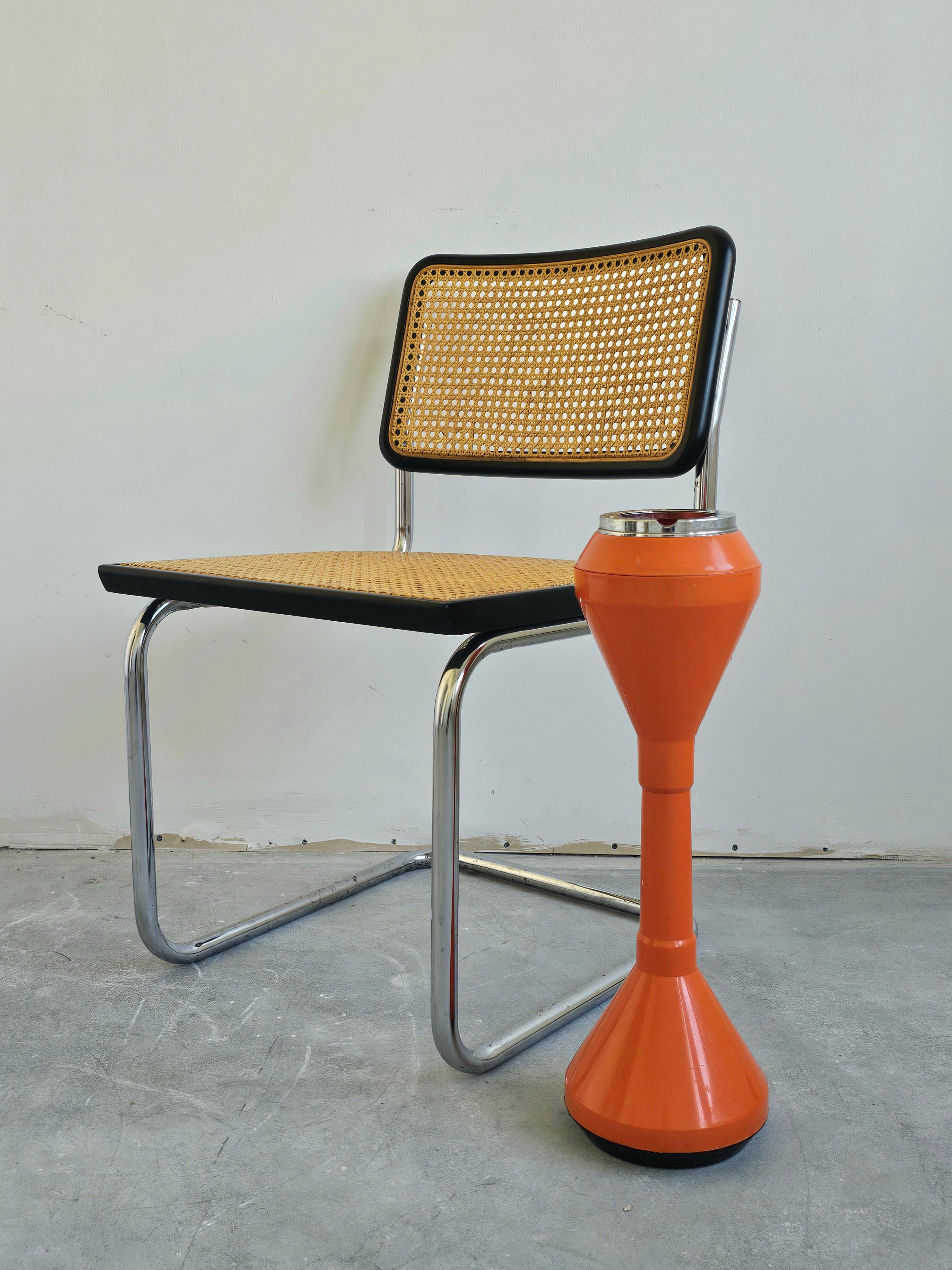 In questa inserzione troverai un raro posacenere dell'era spaziale in plastica arancione. Il posacenere può essere utilizzato per il giardino, la terrazza o il patio, grazie al materiale di cui è fatto. Realizzato in Italia negli anni '70.

Buone