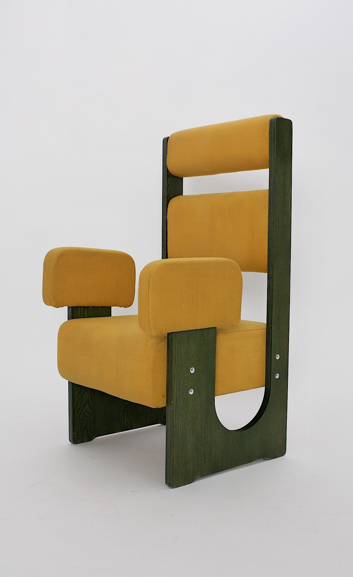 Set autentico Greene & Greene Vintage con 4 poltrone o sedie da pranzo indipendenti in legno di frassino tinto di verde con rivestimento in tessuto giallo anni '60.
Un set di 4 rare poltrone autentiche dell'era spaziale, sedie da salotto o da pranzo